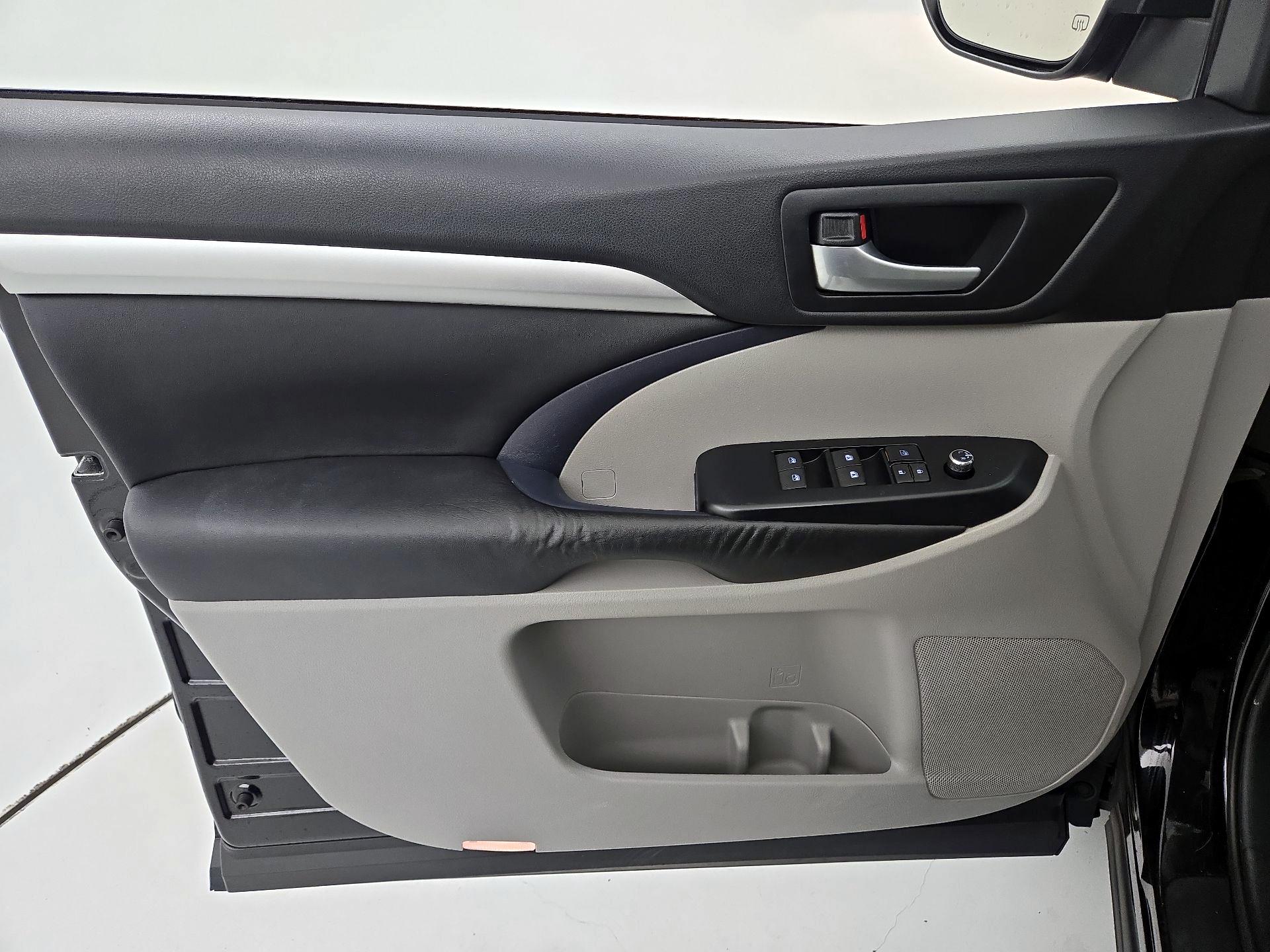 Thumbnail: 2016 Toyota Highlander - 12