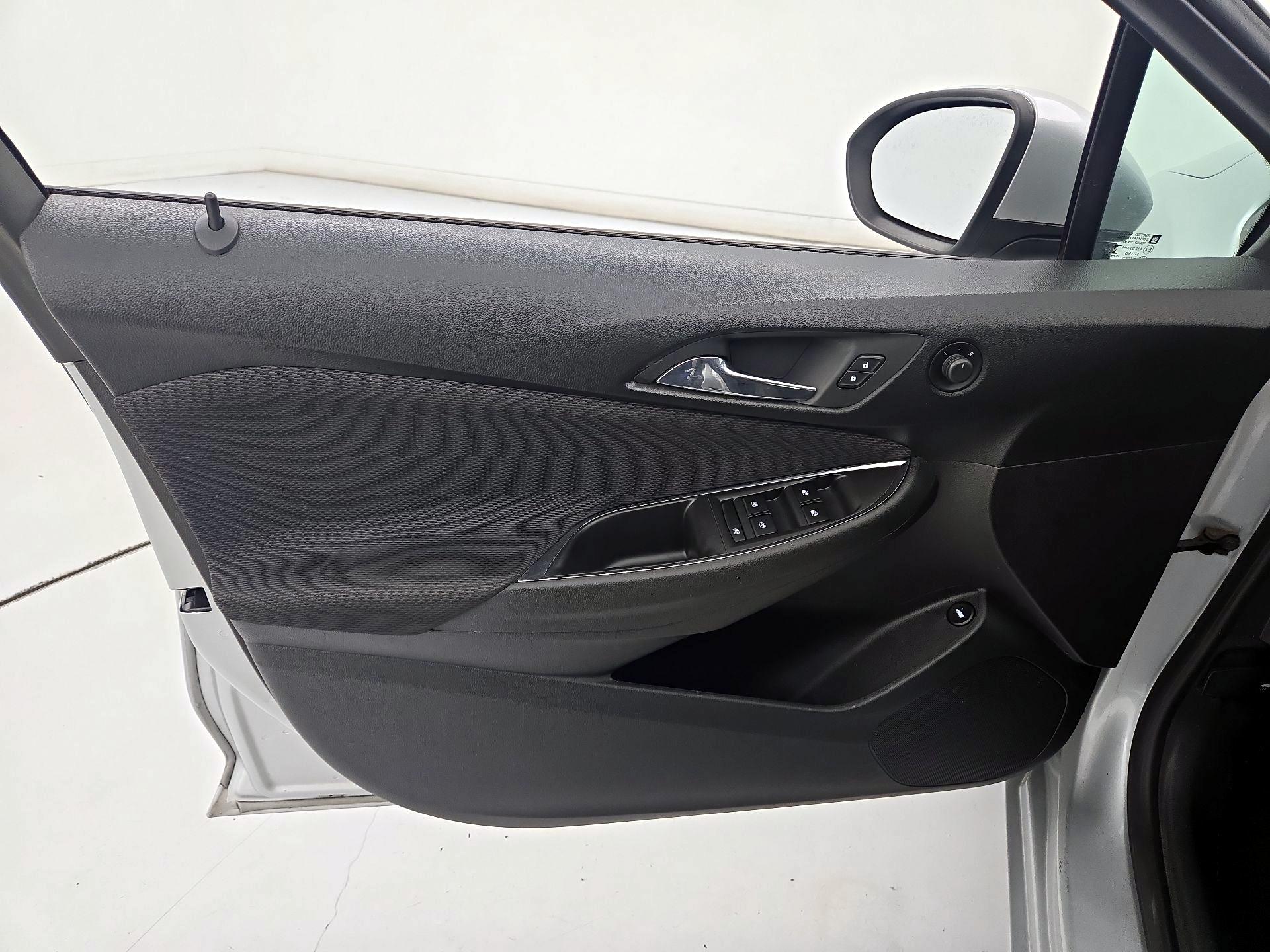 Thumbnail: 2017 Chevrolet Cruze - 12