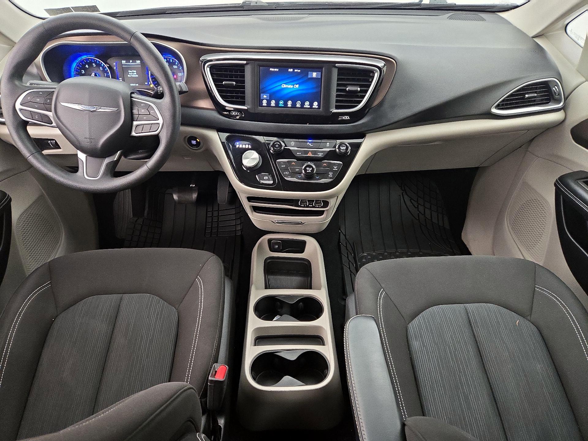 Thumbnail: 2021 Chrysler Voyager - 9