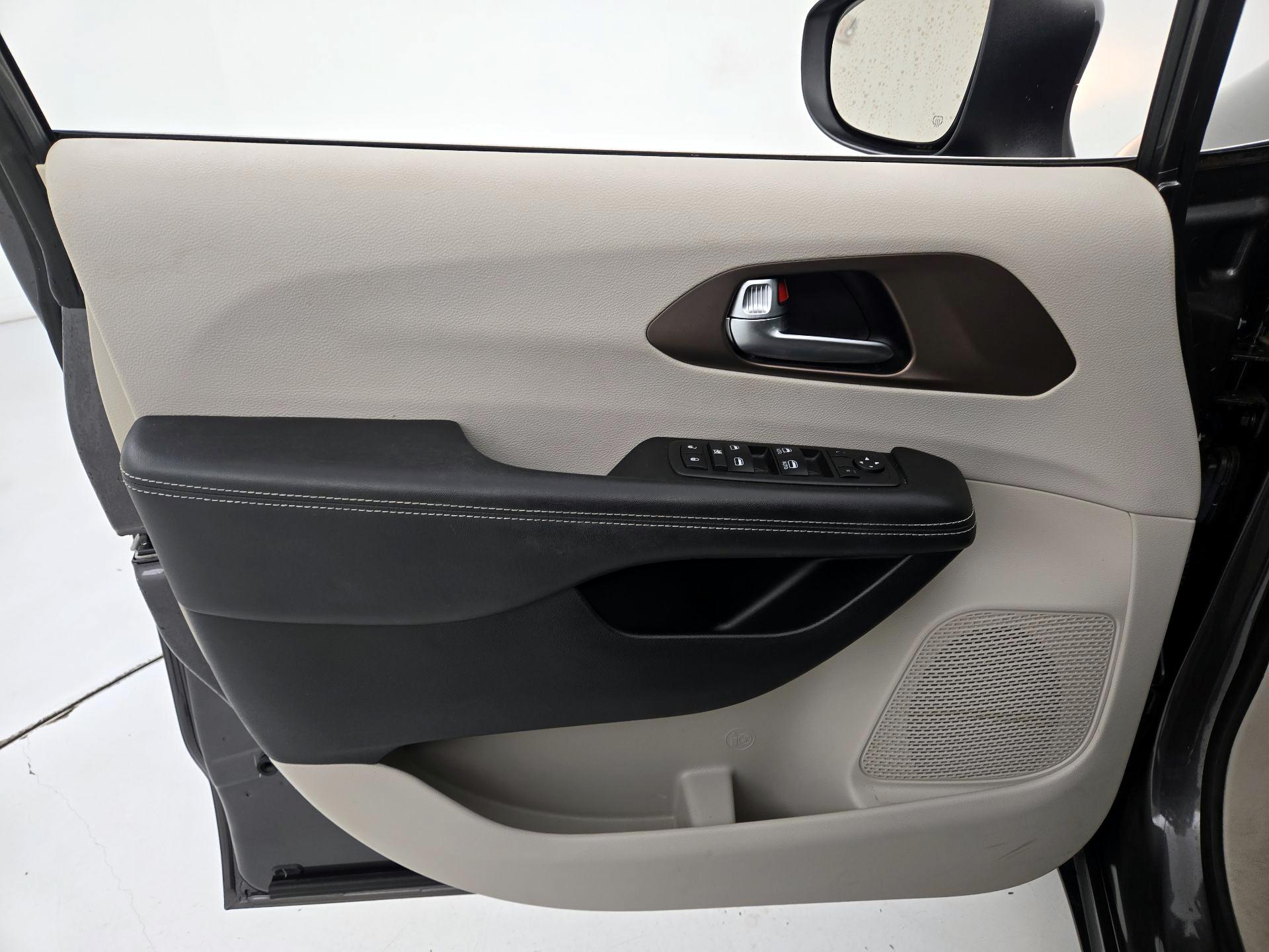 Thumbnail: 2021 Chrysler Voyager - 12