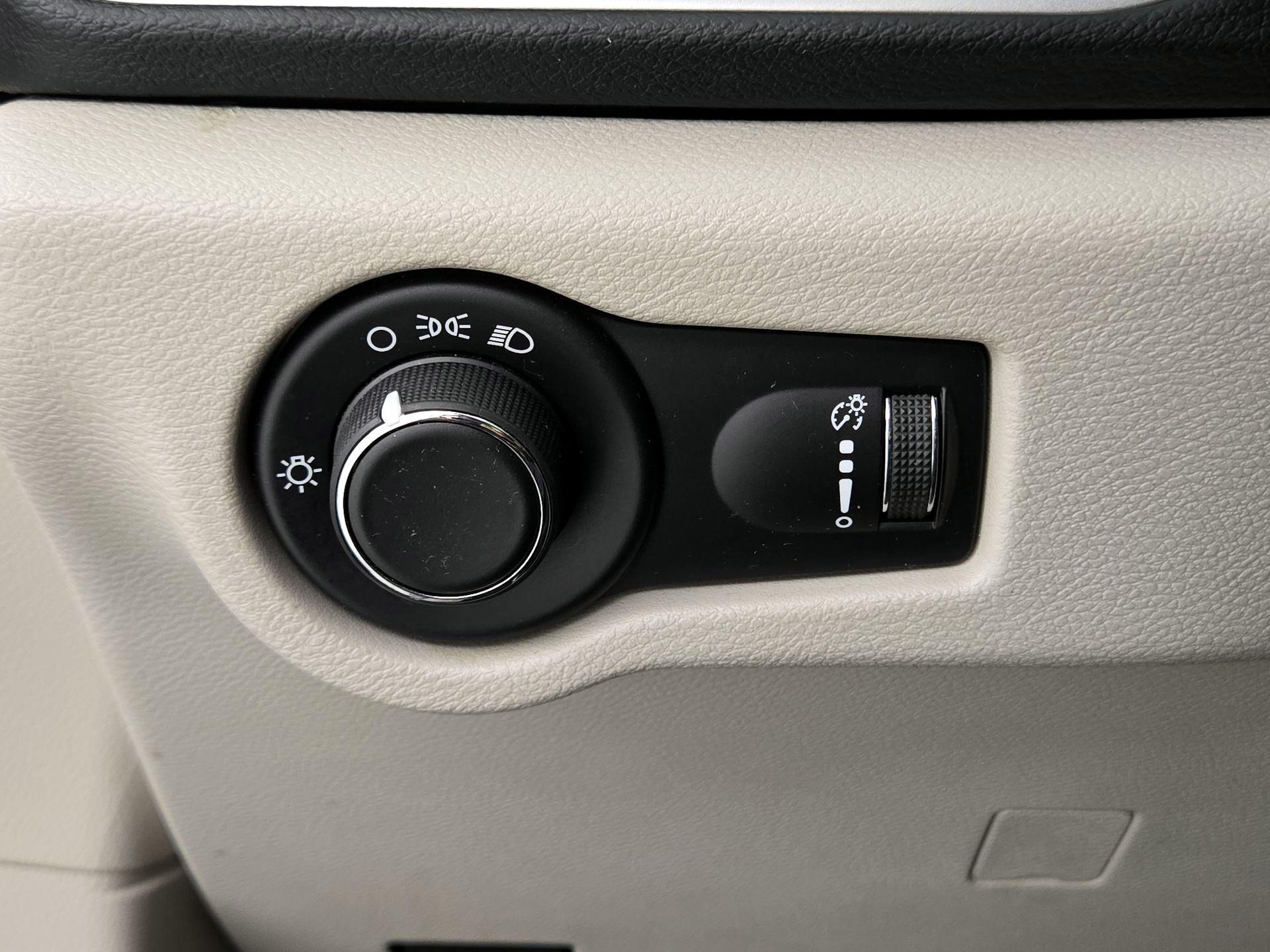 Thumbnail: 2021 Chrysler Voyager - 13