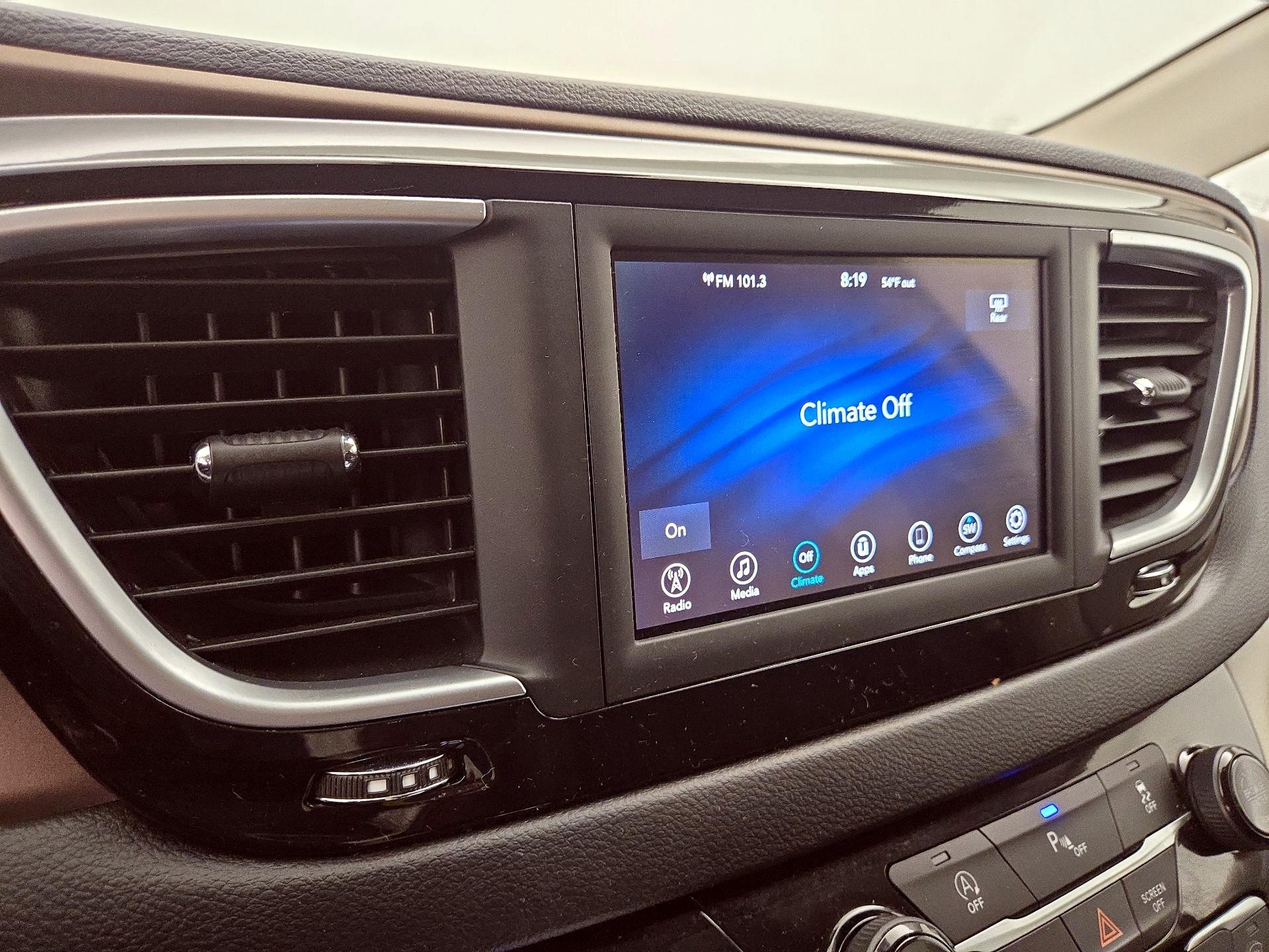 Thumbnail: 2021 Chrysler Voyager - 15
