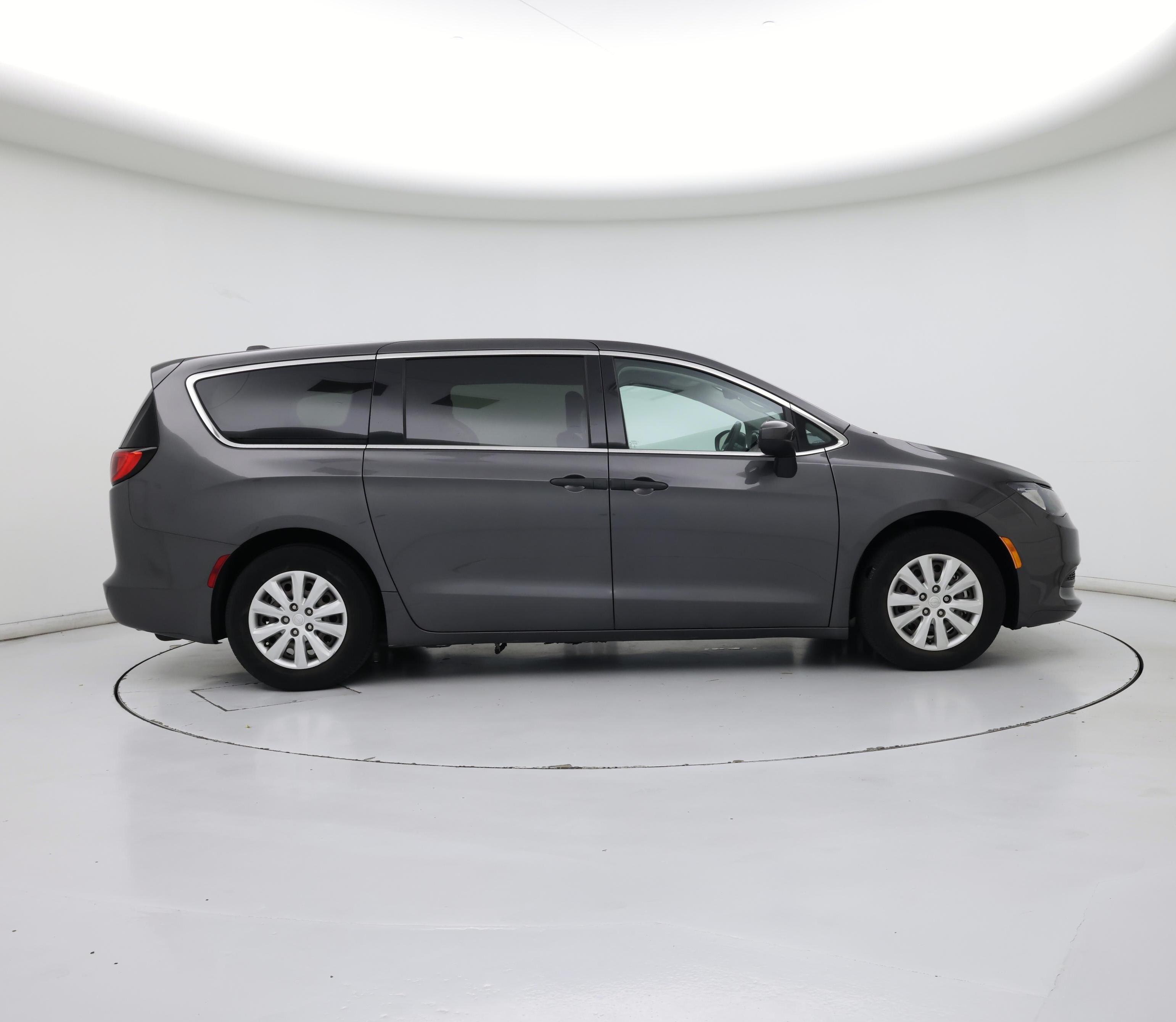 Thumbnail: 2021 Chrysler Voyager - 7