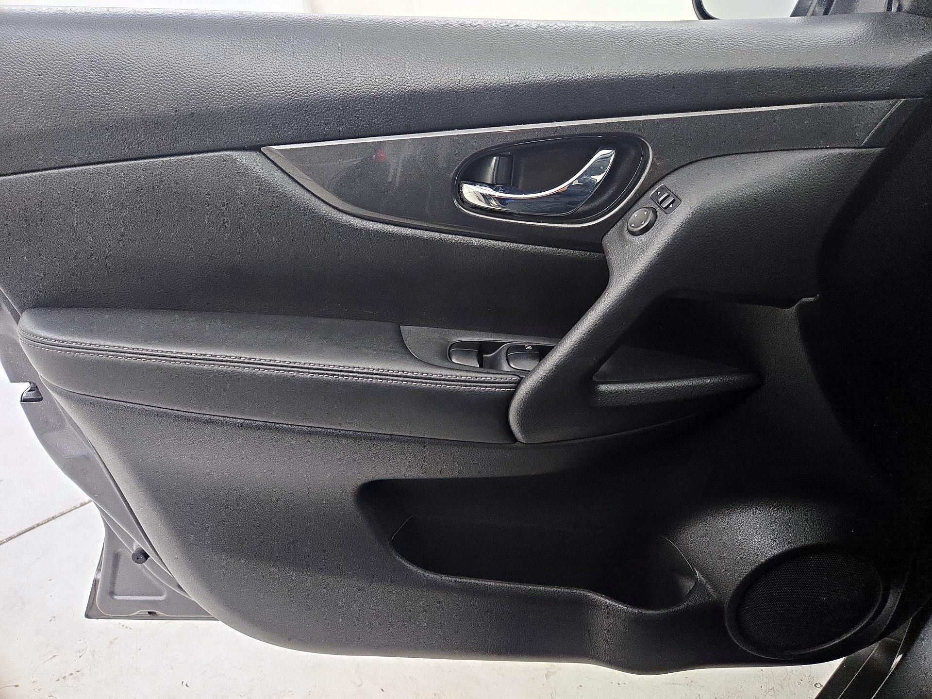 Thumbnail: 2017 Nissan Rogue - 12