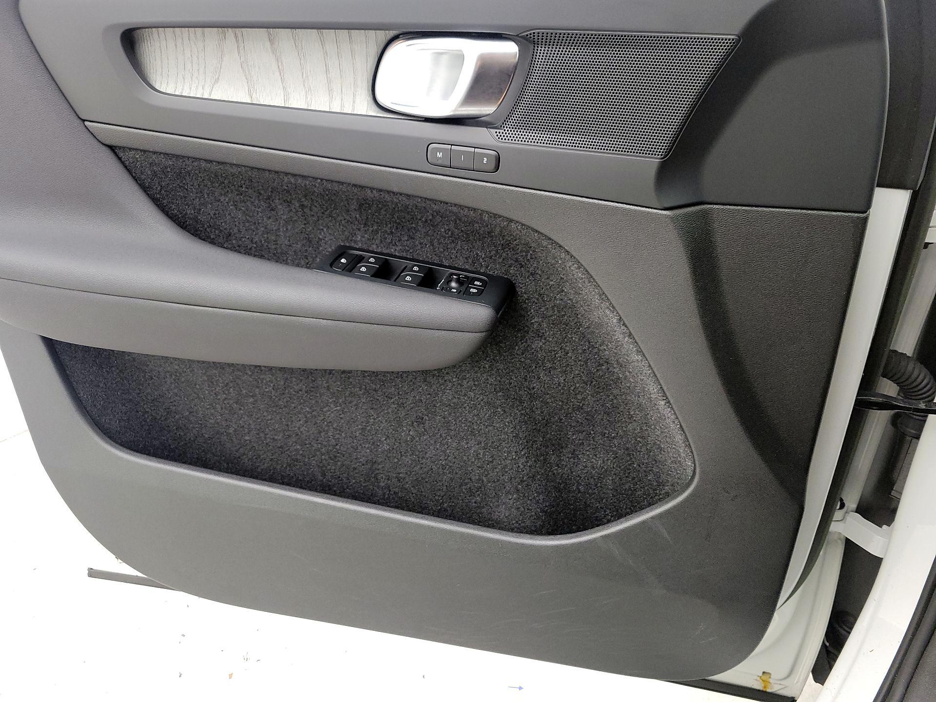 Thumbnail: 2023 Volvo XC40 - 12