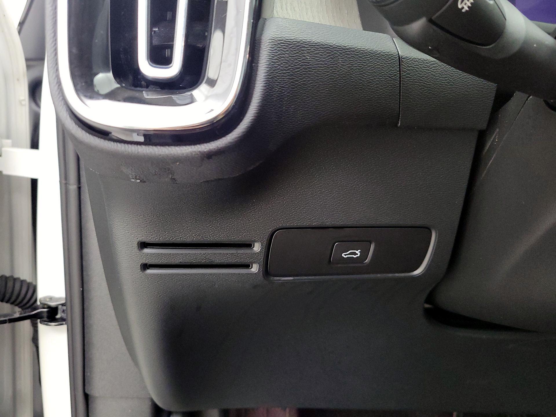 Thumbnail: 2023 Volvo XC40 - 13