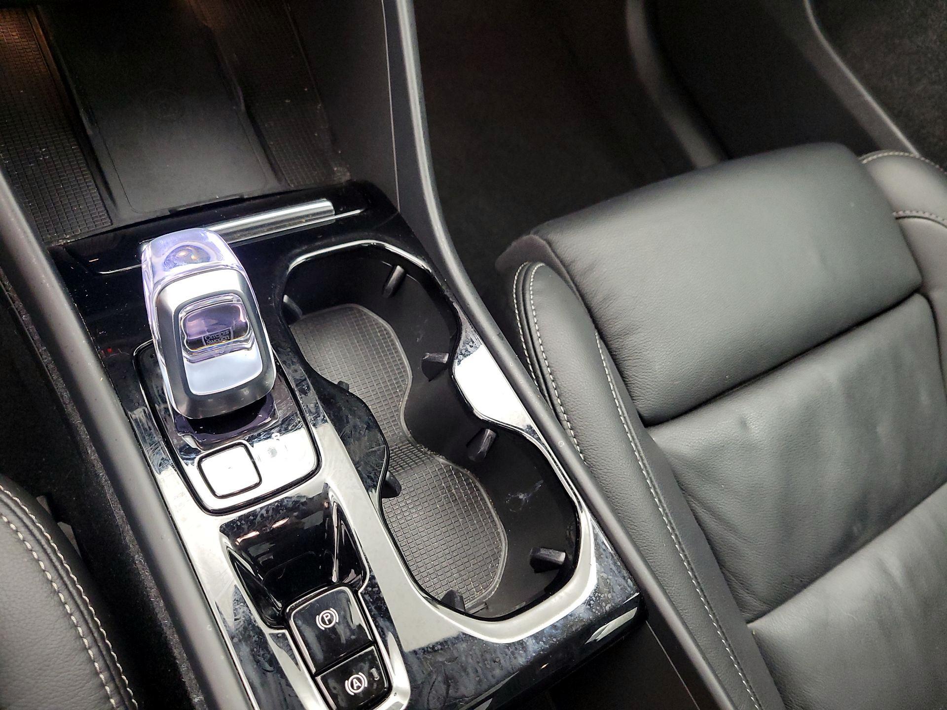 Thumbnail: 2023 Volvo XC40 - 17