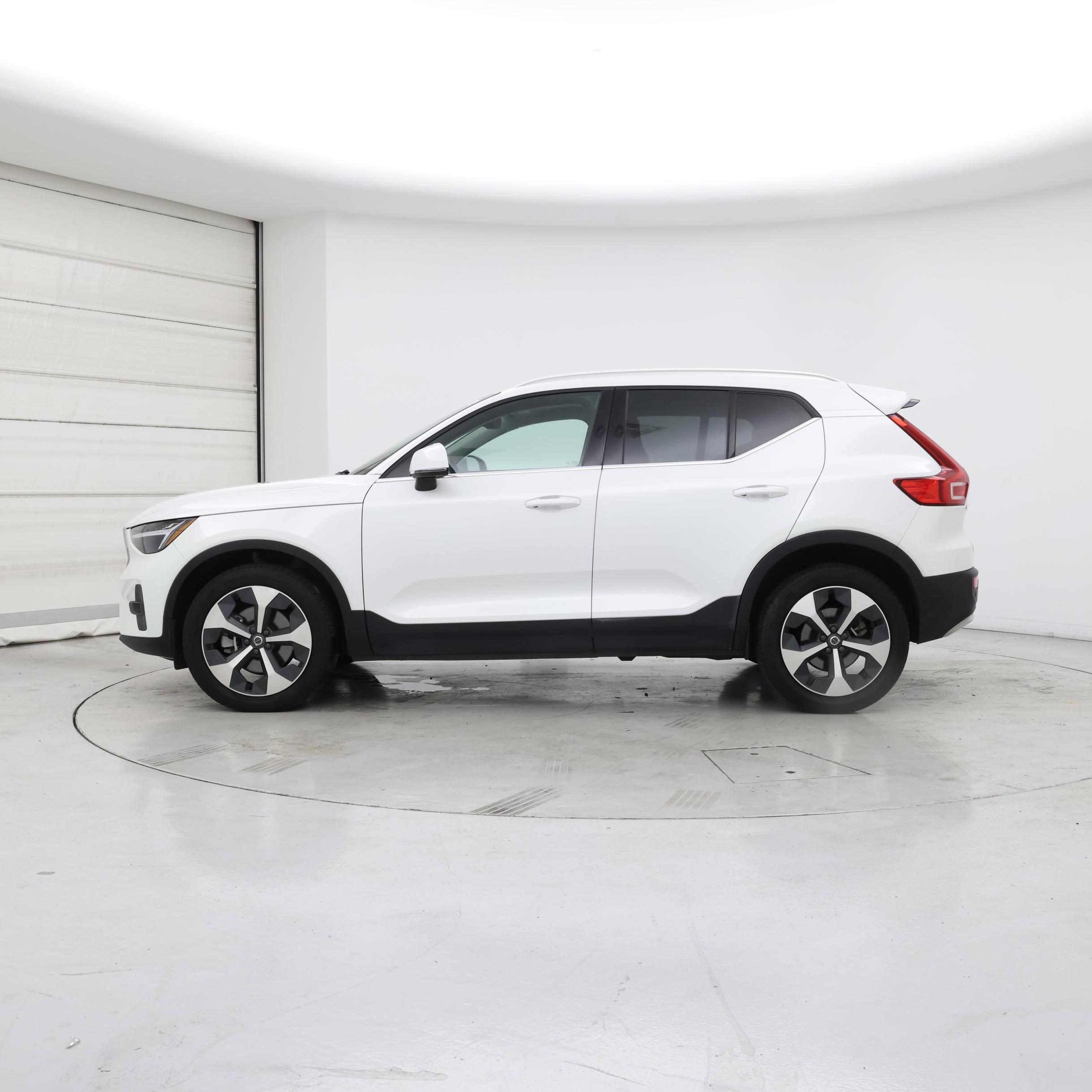 Thumbnail: 2023 Volvo XC40 - 3