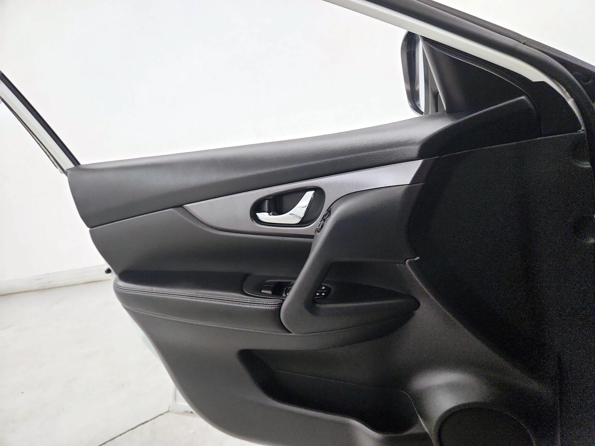 Thumbnail: 2016 Nissan Rogue - 12