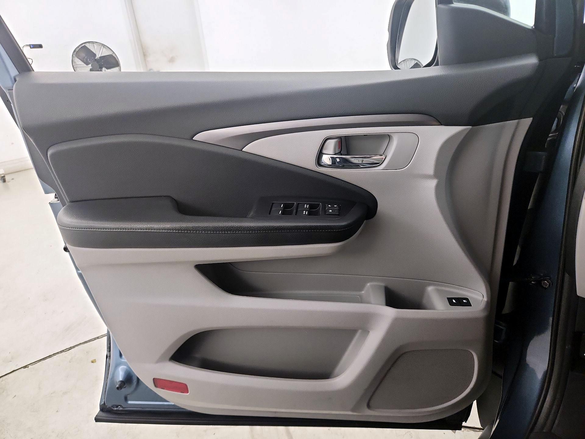 Thumbnail: 2018 Honda Pilot - 12