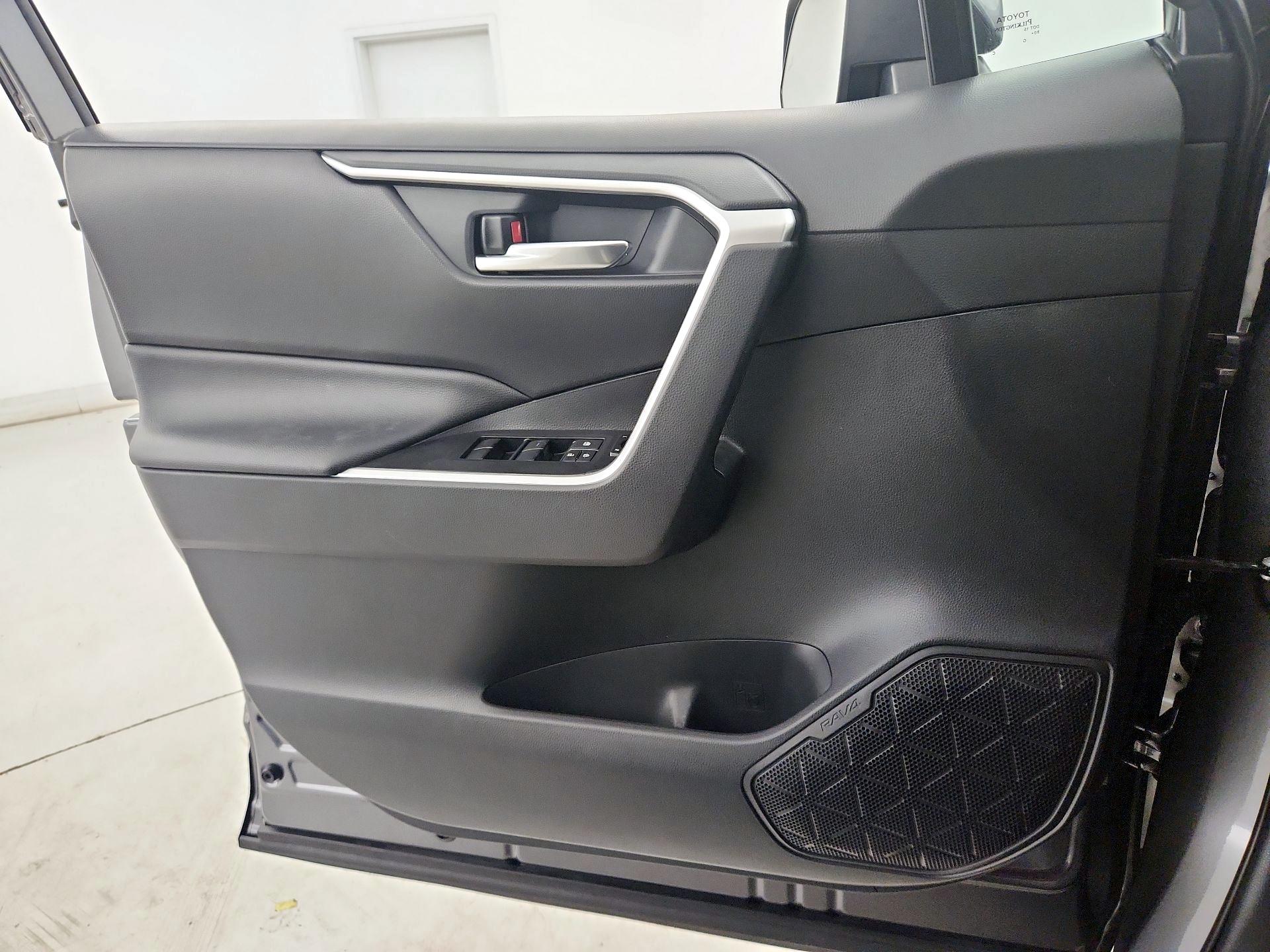 Thumbnail: 2019 Toyota RAV4 - 12