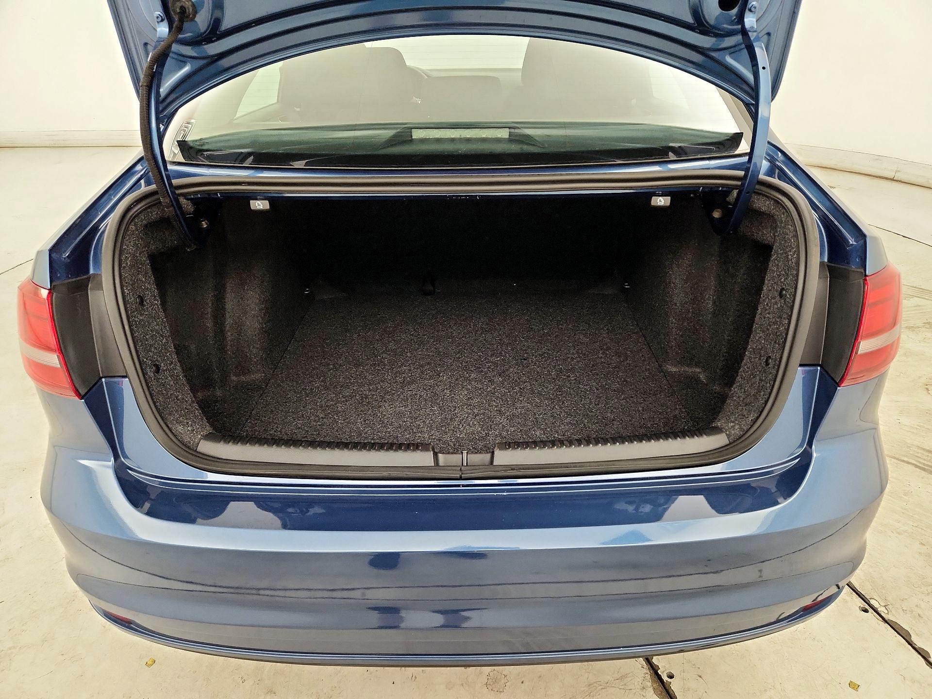 Thumbnail: 2016 Volkswagen Jetta - 19