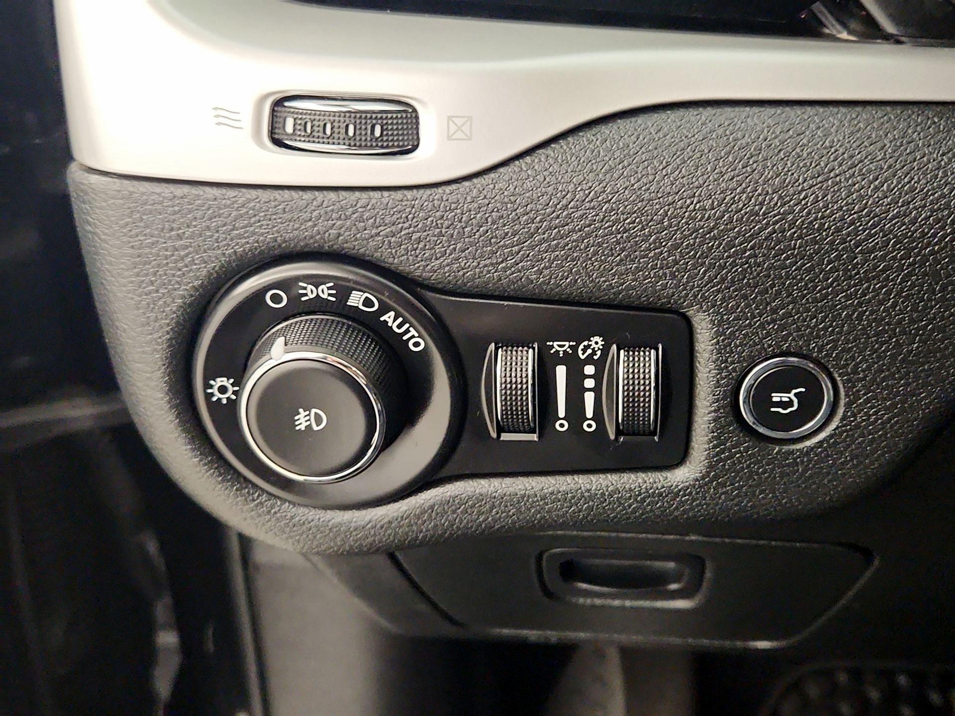 Thumbnail: 2015 Jeep Cherokee - 13