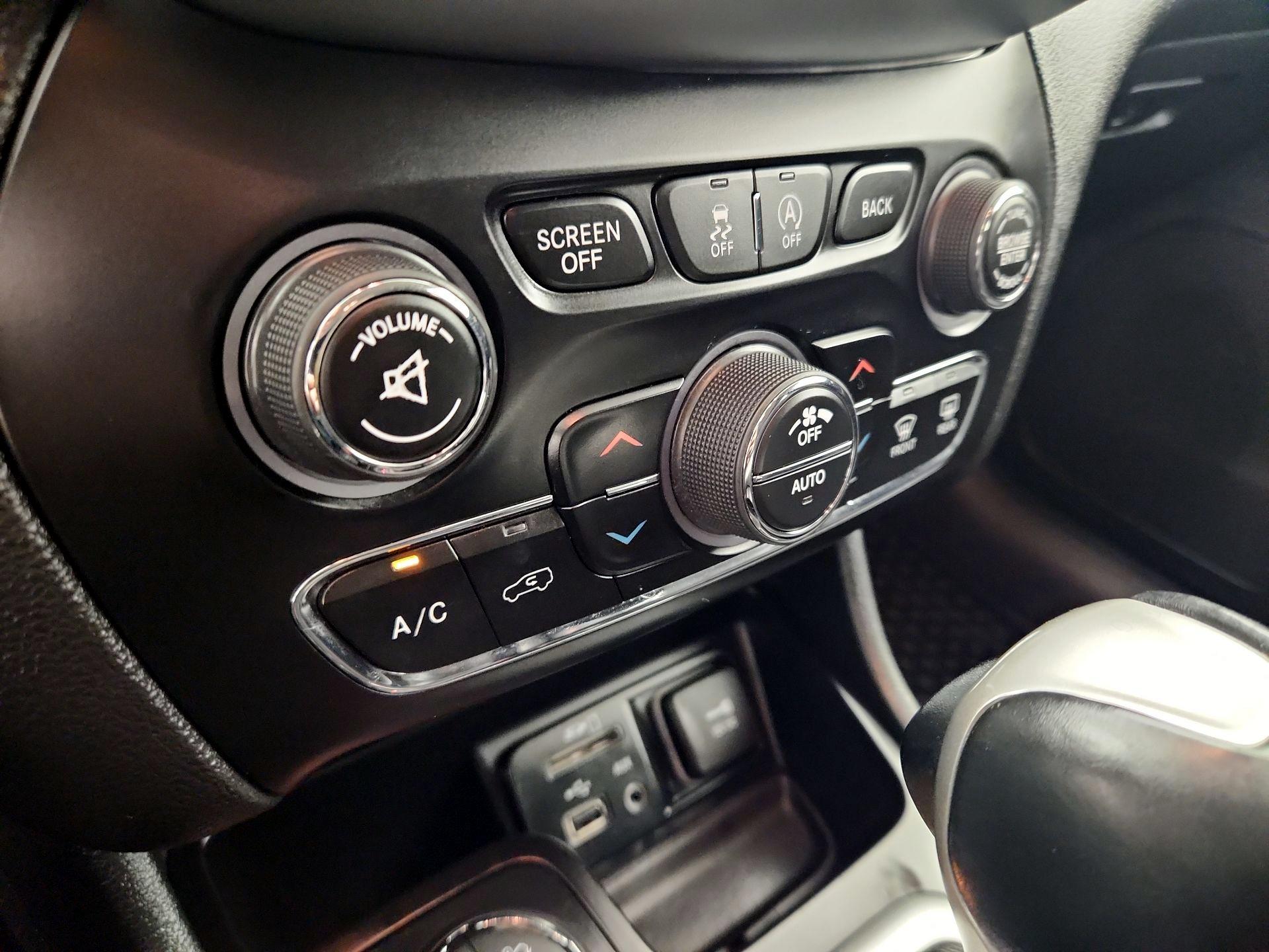 Thumbnail: 2015 Jeep Cherokee - 17