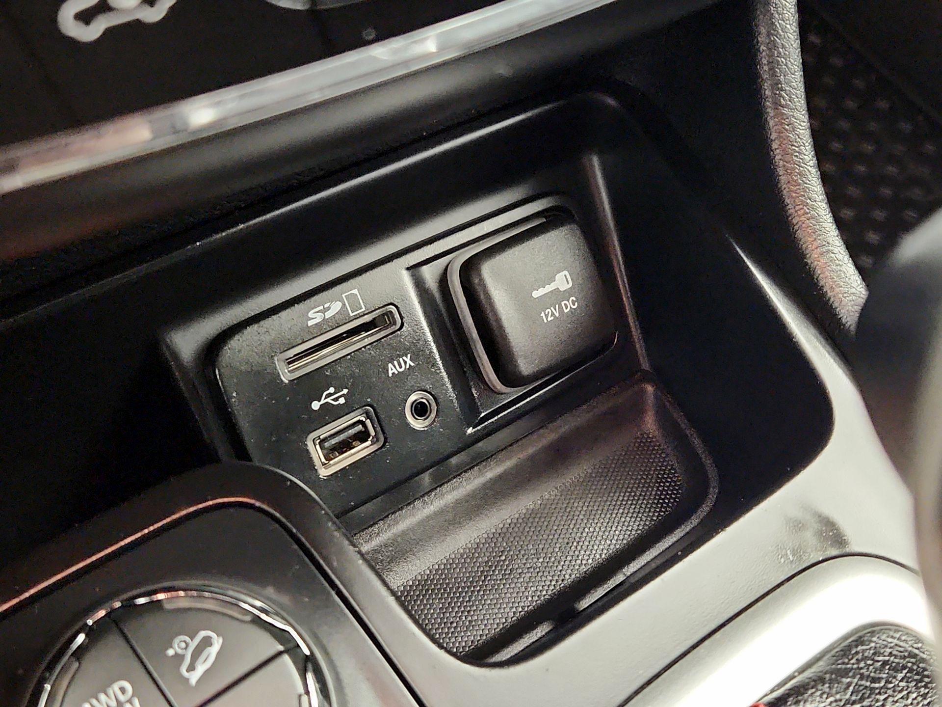 Thumbnail: 2015 Jeep Cherokee - 19