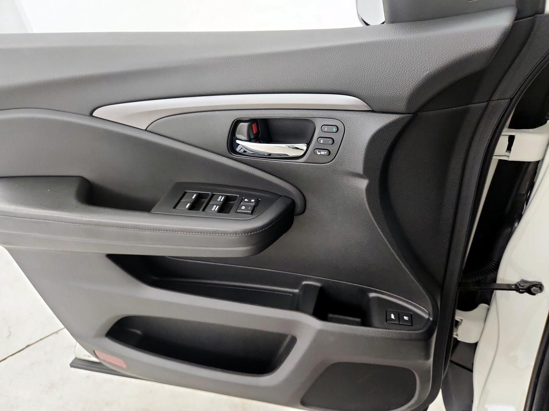 Thumbnail: 2019 Honda Pilot - 10
