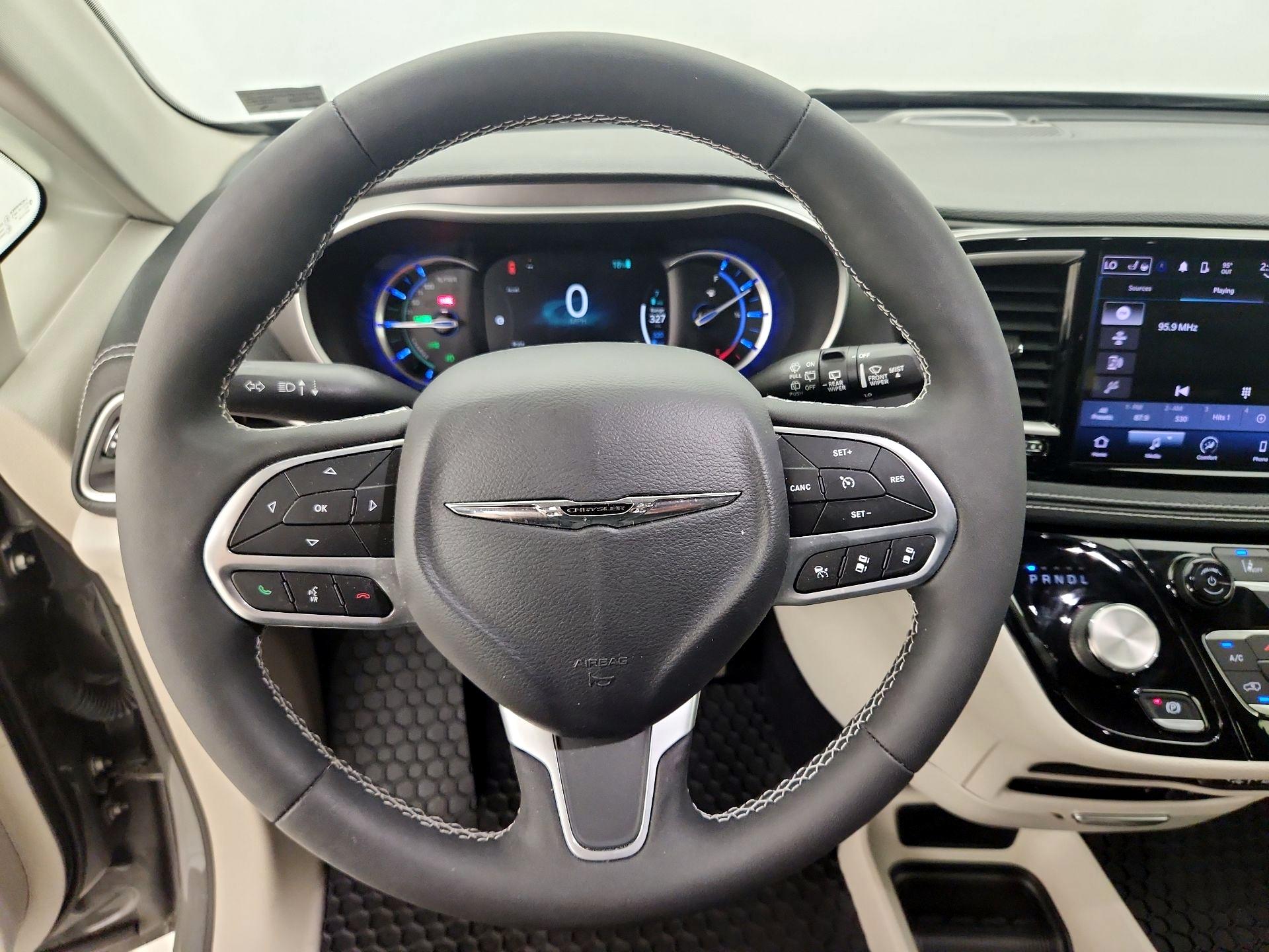 Thumbnail: 2022 Chrysler Pacifica - 10