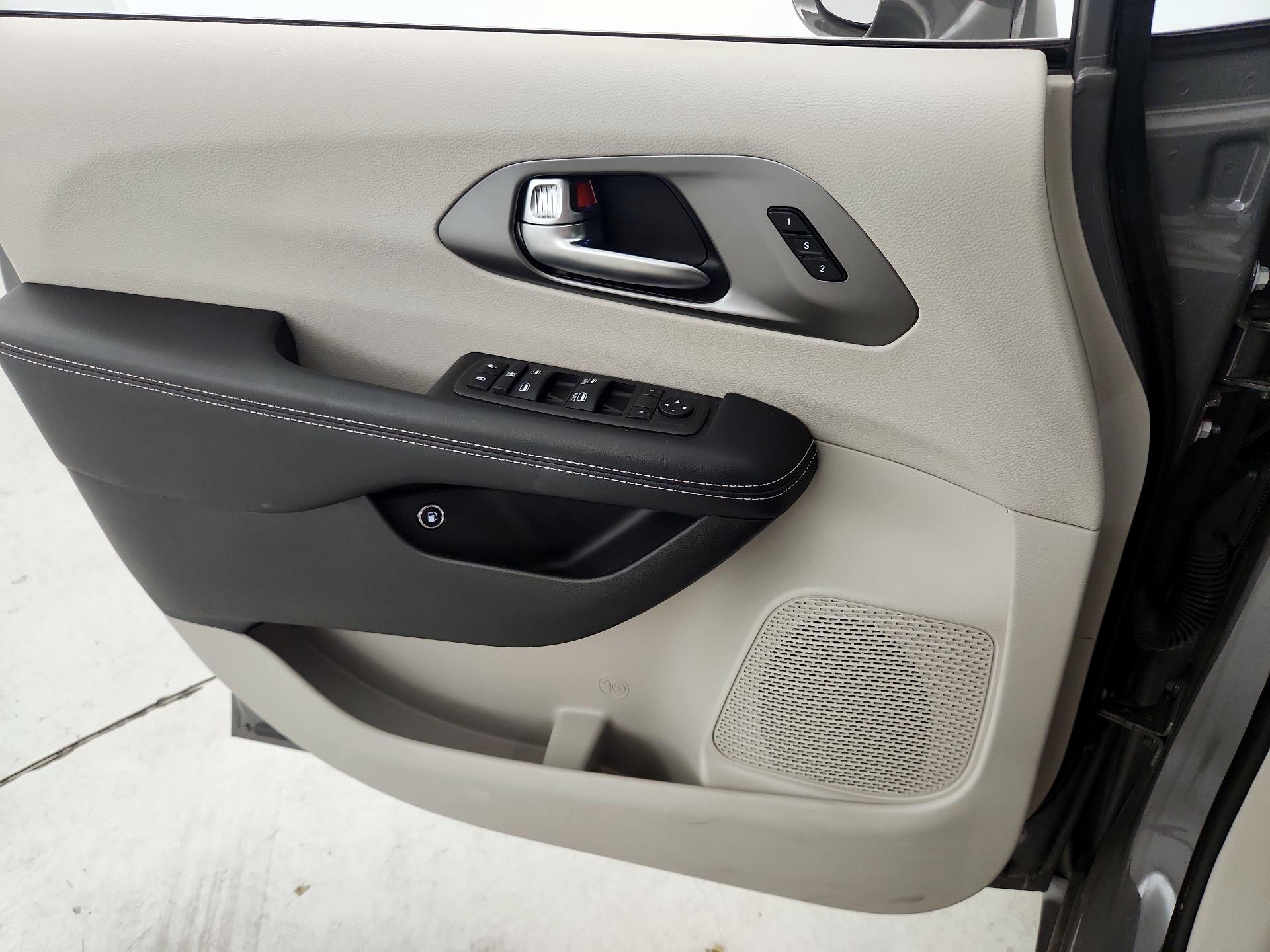 Thumbnail: 2022 Chrysler Pacifica - 12