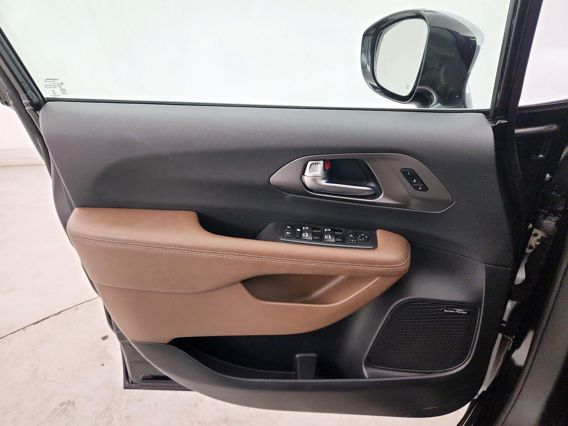 Thumbnail: 2019 Chrysler Pacifica - 12
