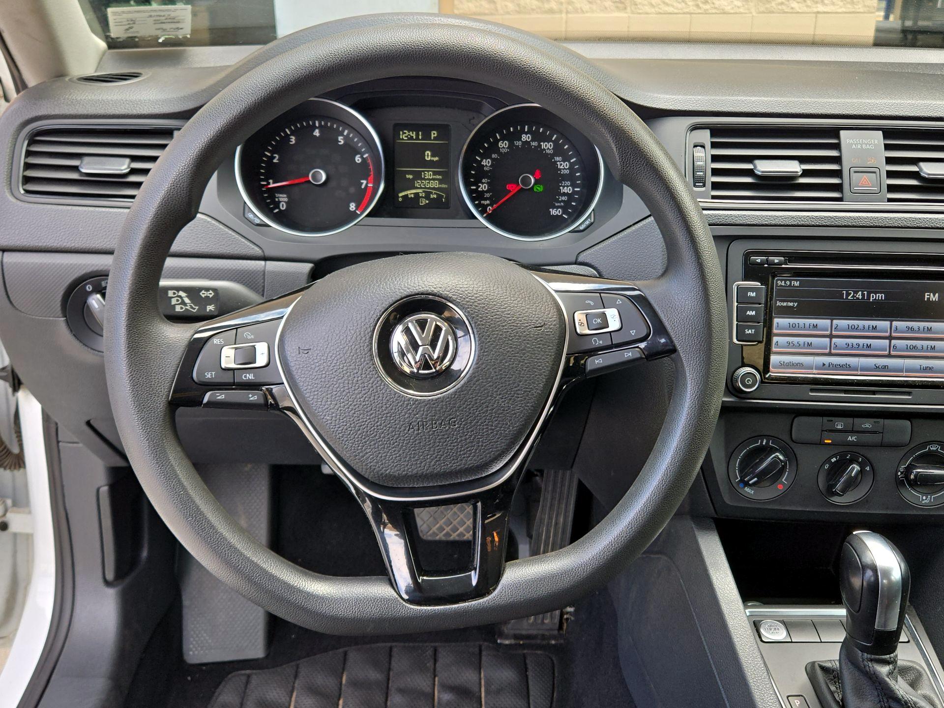 Thumbnail: 2015 Volkswagen Jetta - 10