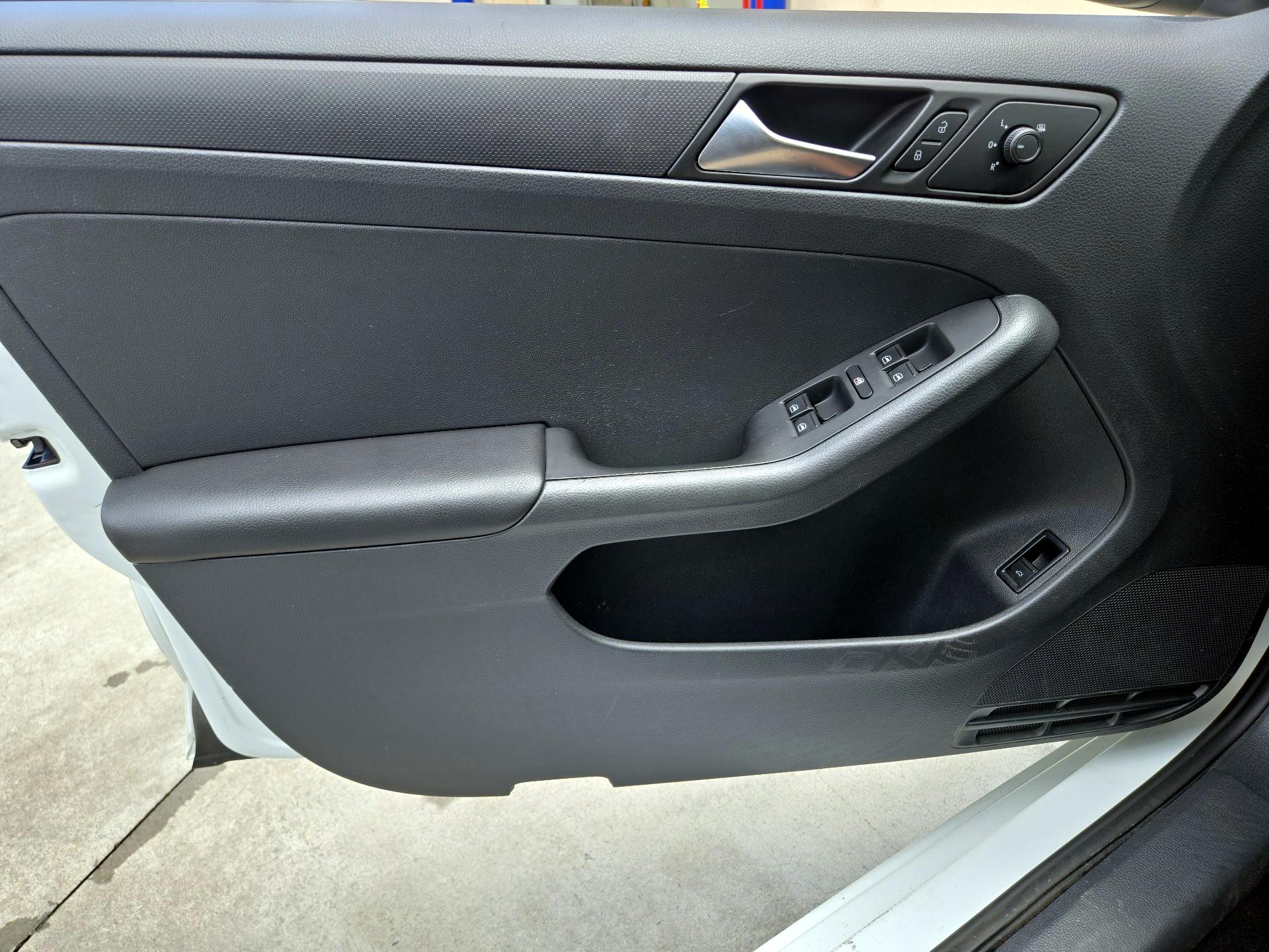 Thumbnail: 2015 Volkswagen Jetta - 12