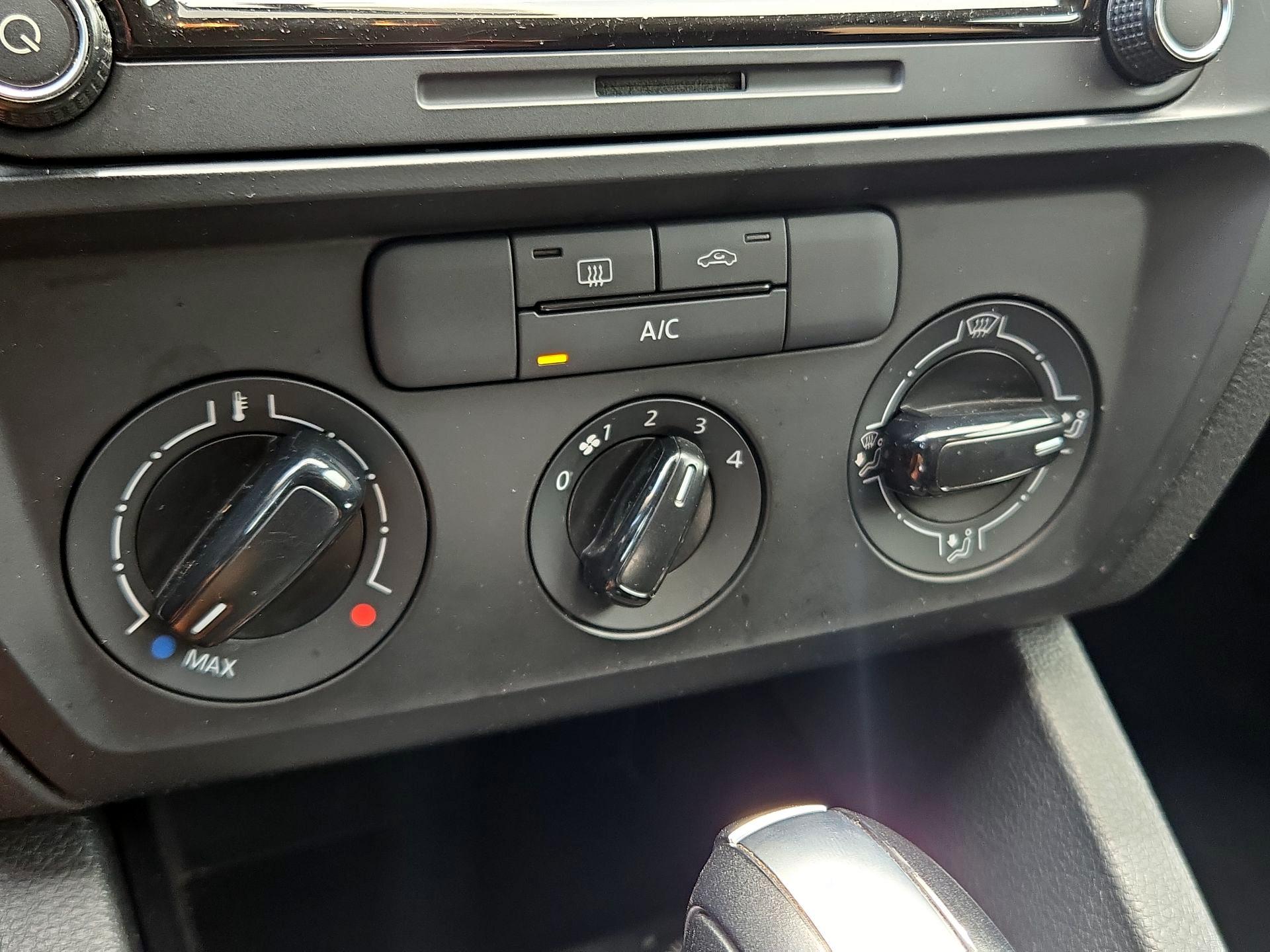 Thumbnail: 2015 Volkswagen Jetta - 16
