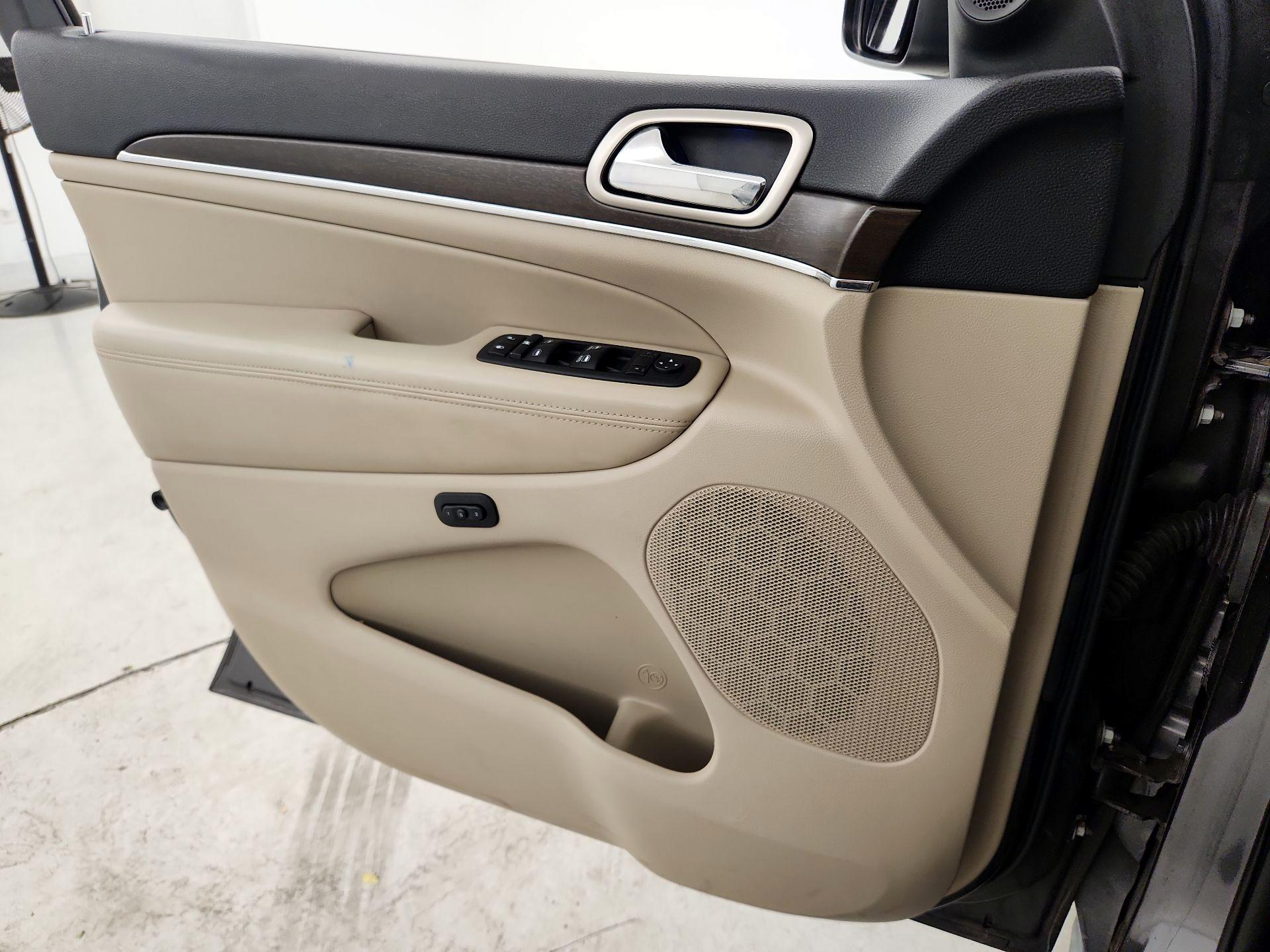 Thumbnail: 2015 Jeep Grand Cherokee - 12