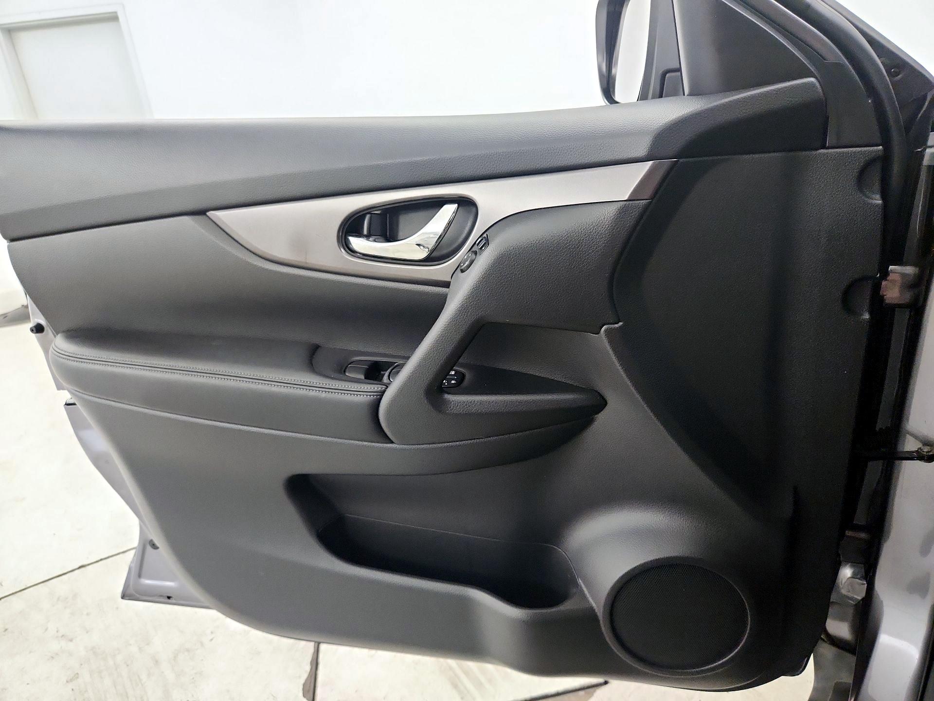 Thumbnail: 2015 Nissan Rogue - 12