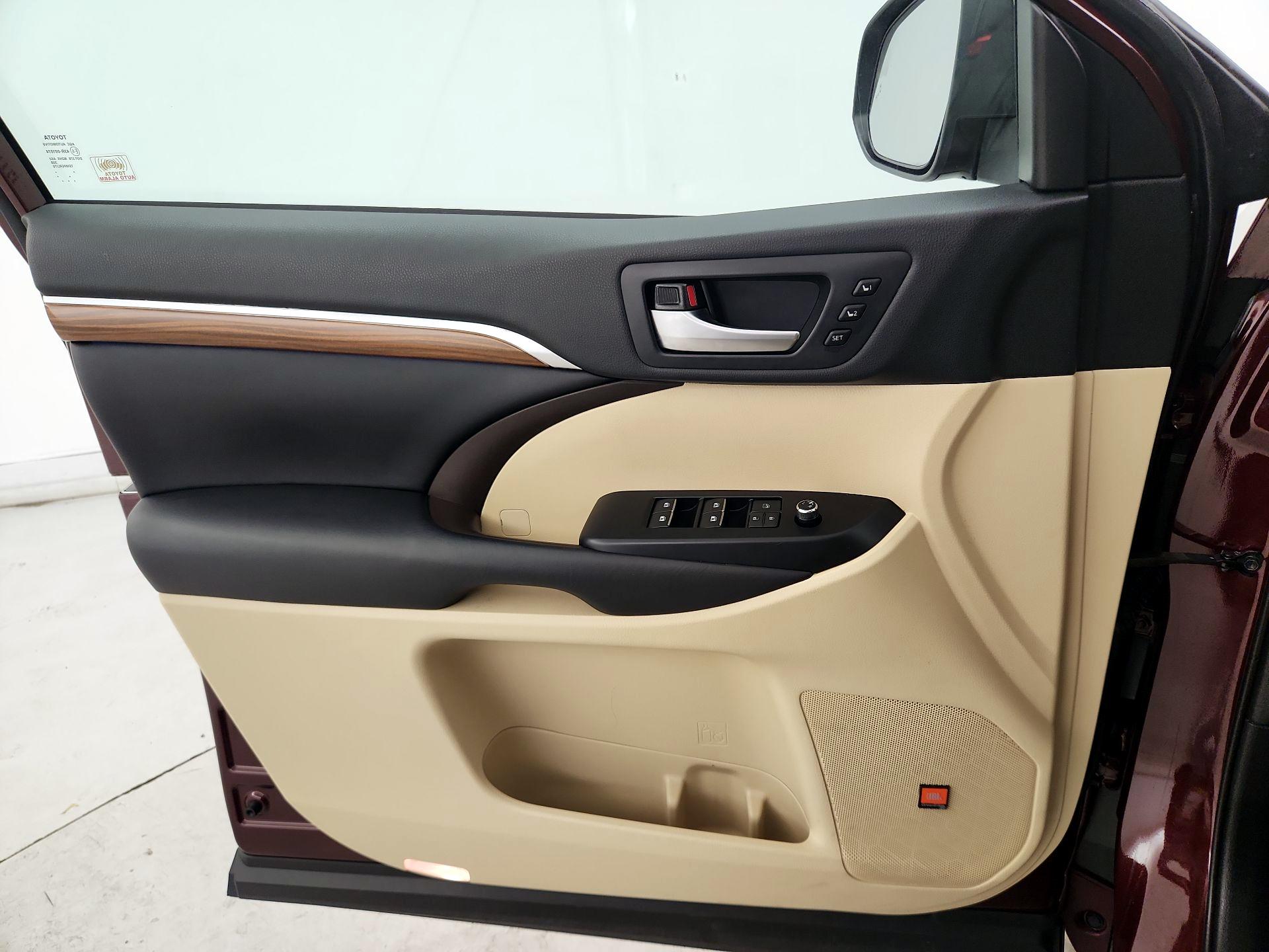 Thumbnail: 2019 Toyota Highlander - 12