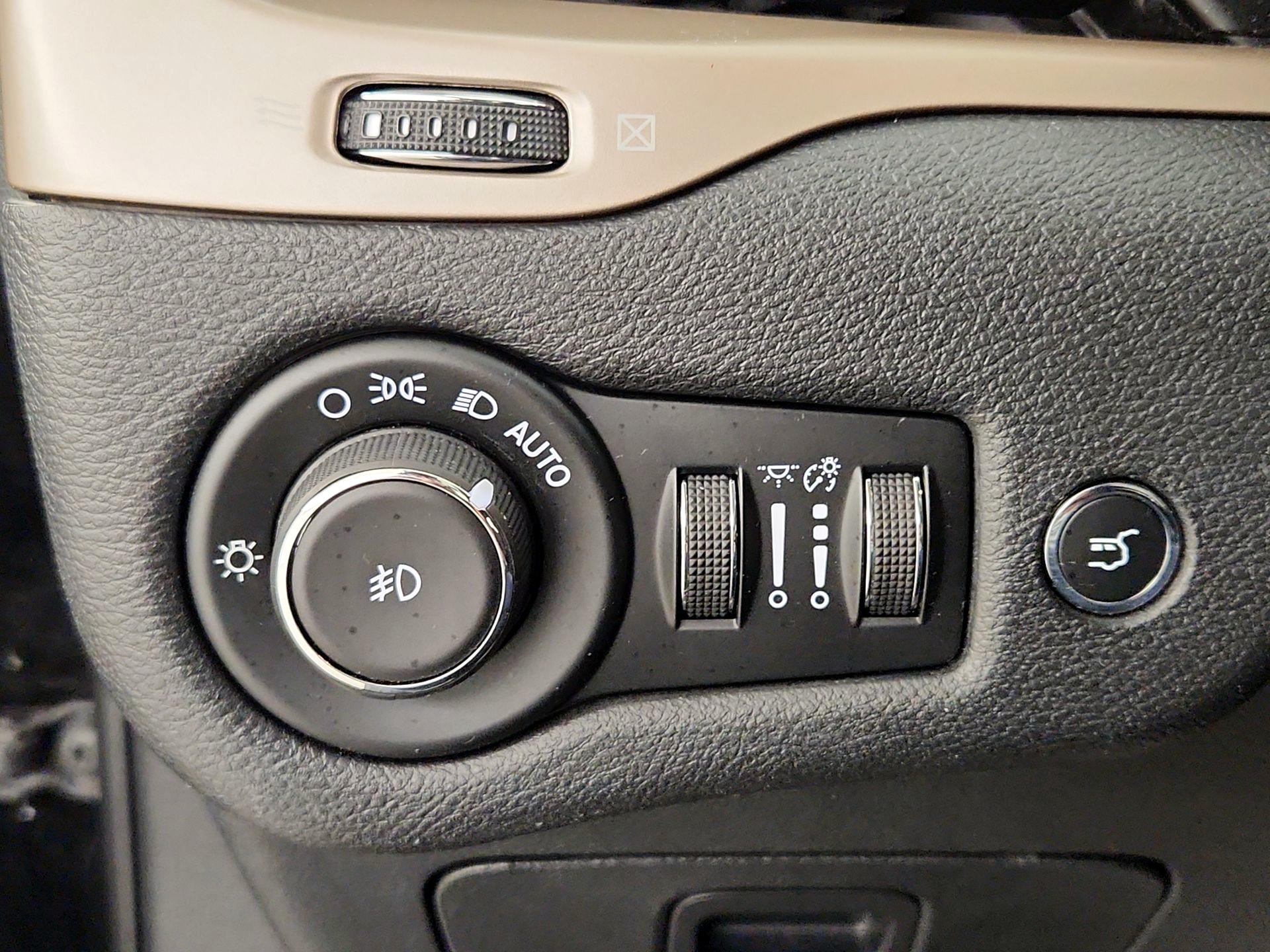 Thumbnail: 2017 Jeep Cherokee - 13