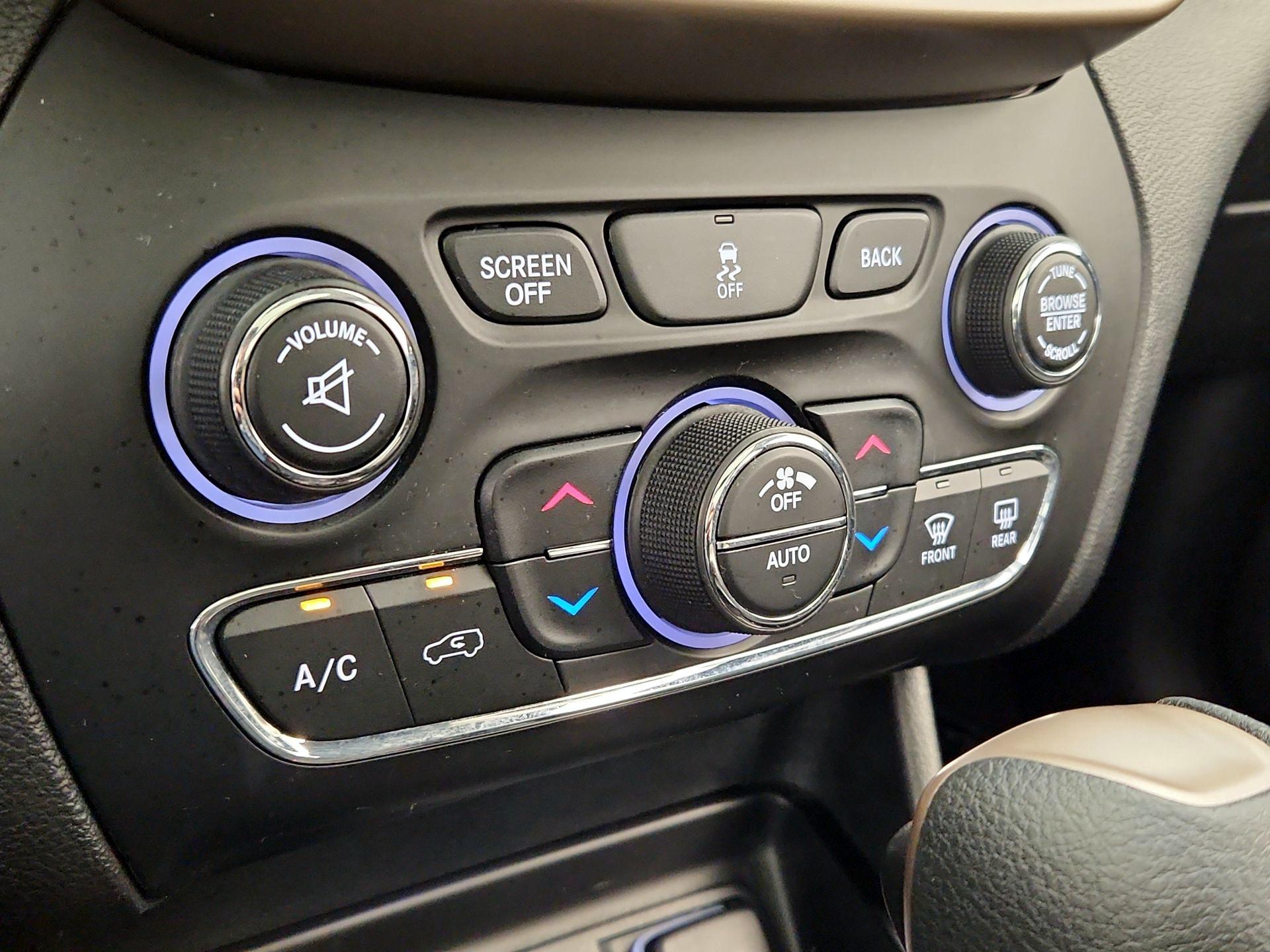 Thumbnail: 2017 Jeep Cherokee - 16
