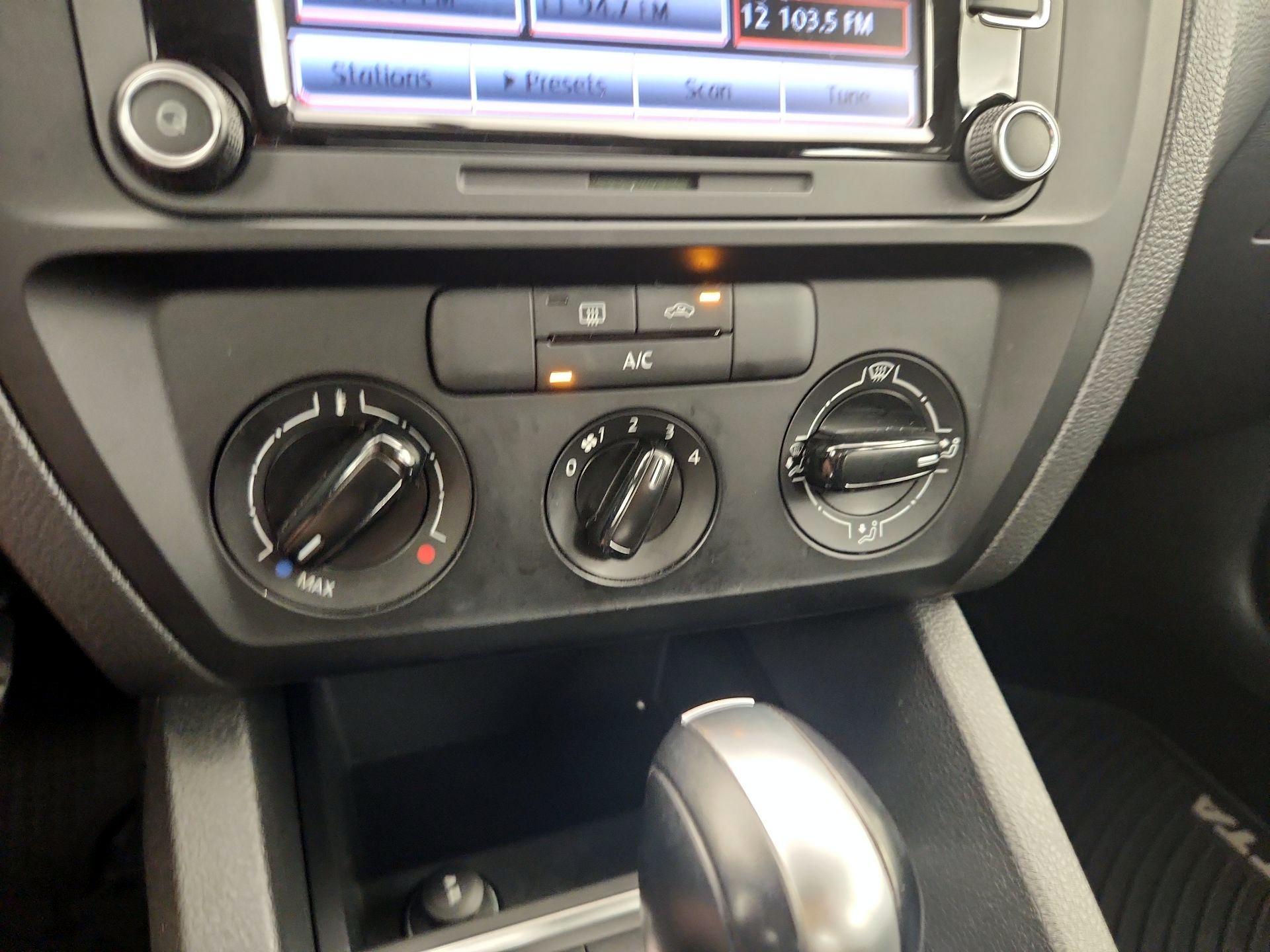 Thumbnail: 2015 Volkswagen Jetta - 16