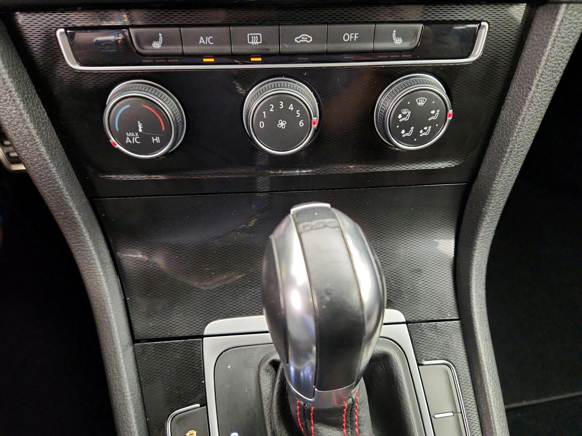 Thumbnail: 2015 Volkswagen Golf - 15