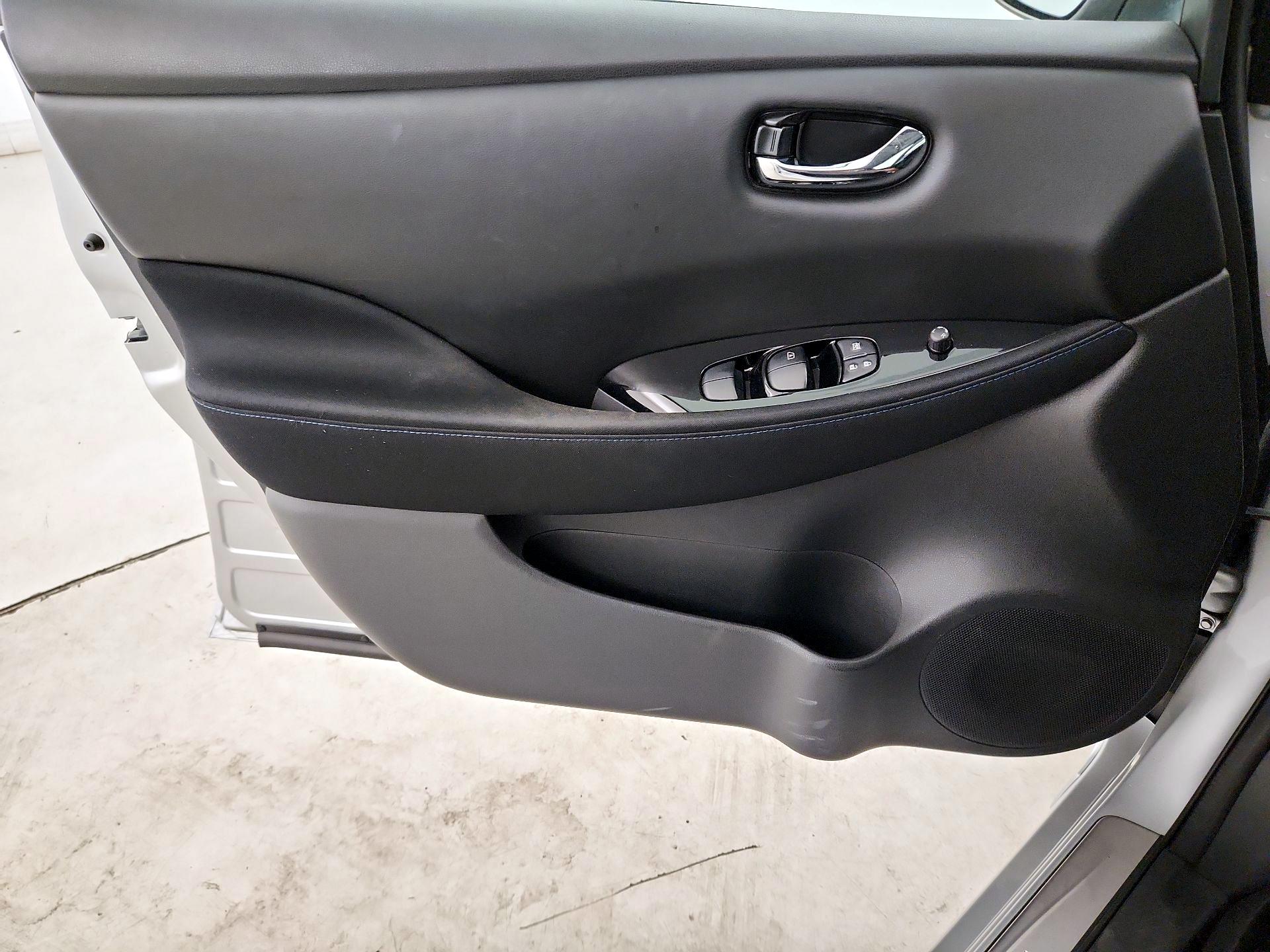 Thumbnail: 2018 Nissan Leaf - 12