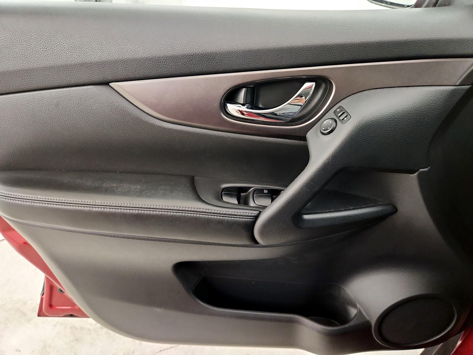 Thumbnail: 2015 Nissan Rogue - 12