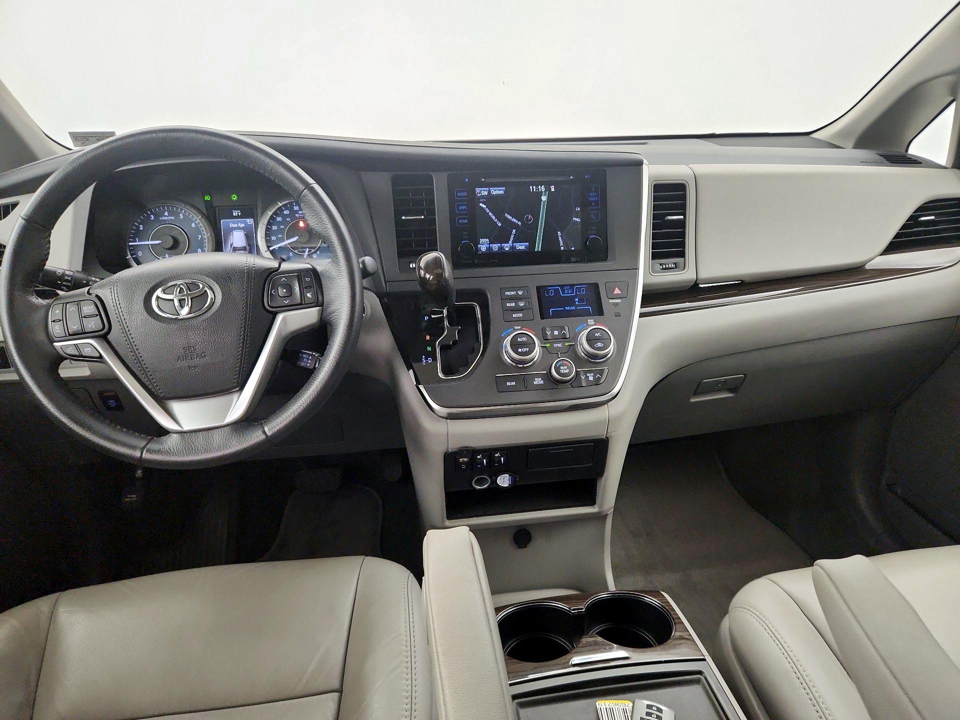 Thumbnail: 2017 Toyota Sienna - 9