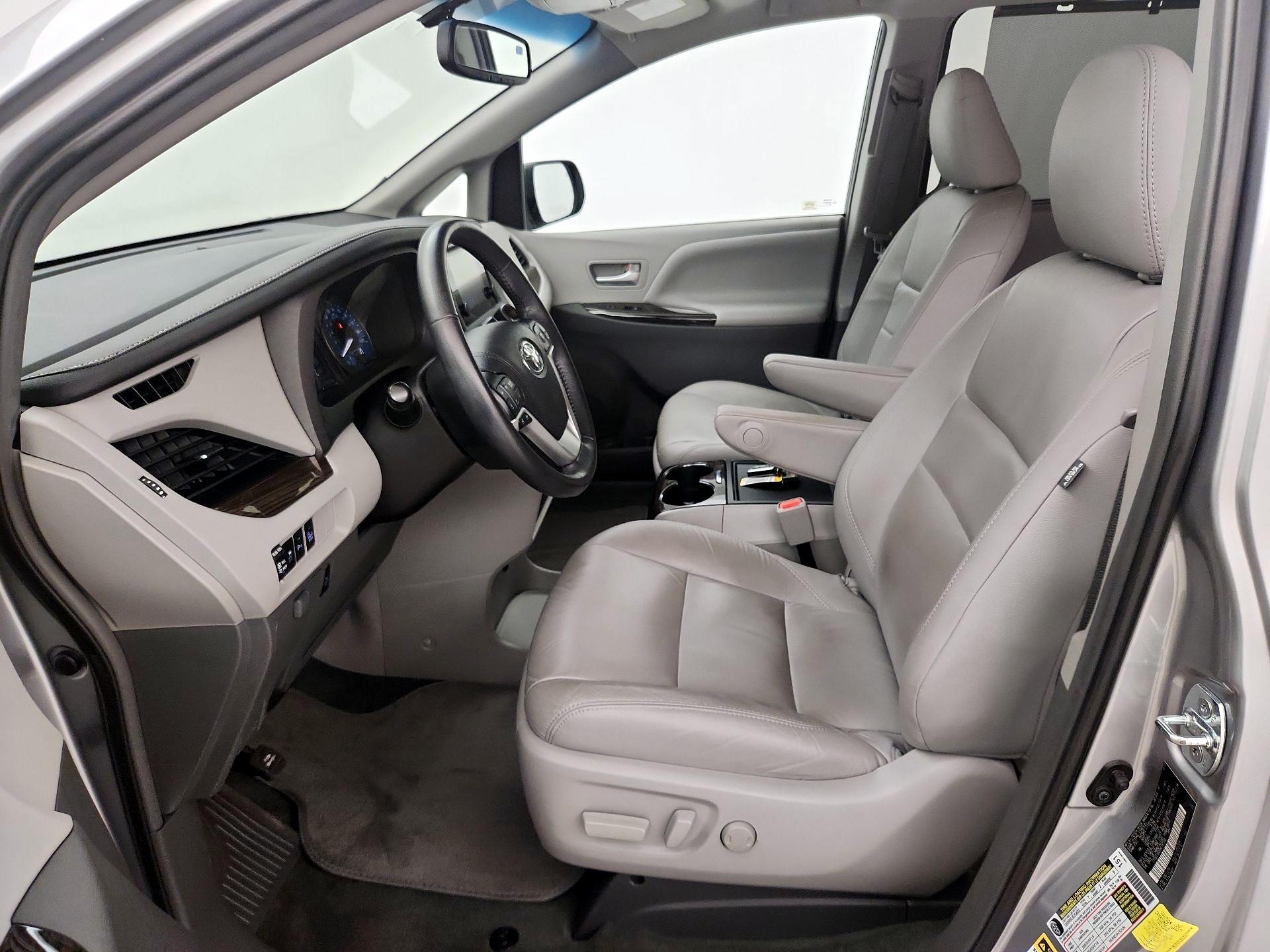 Thumbnail: 2017 Toyota Sienna - 11