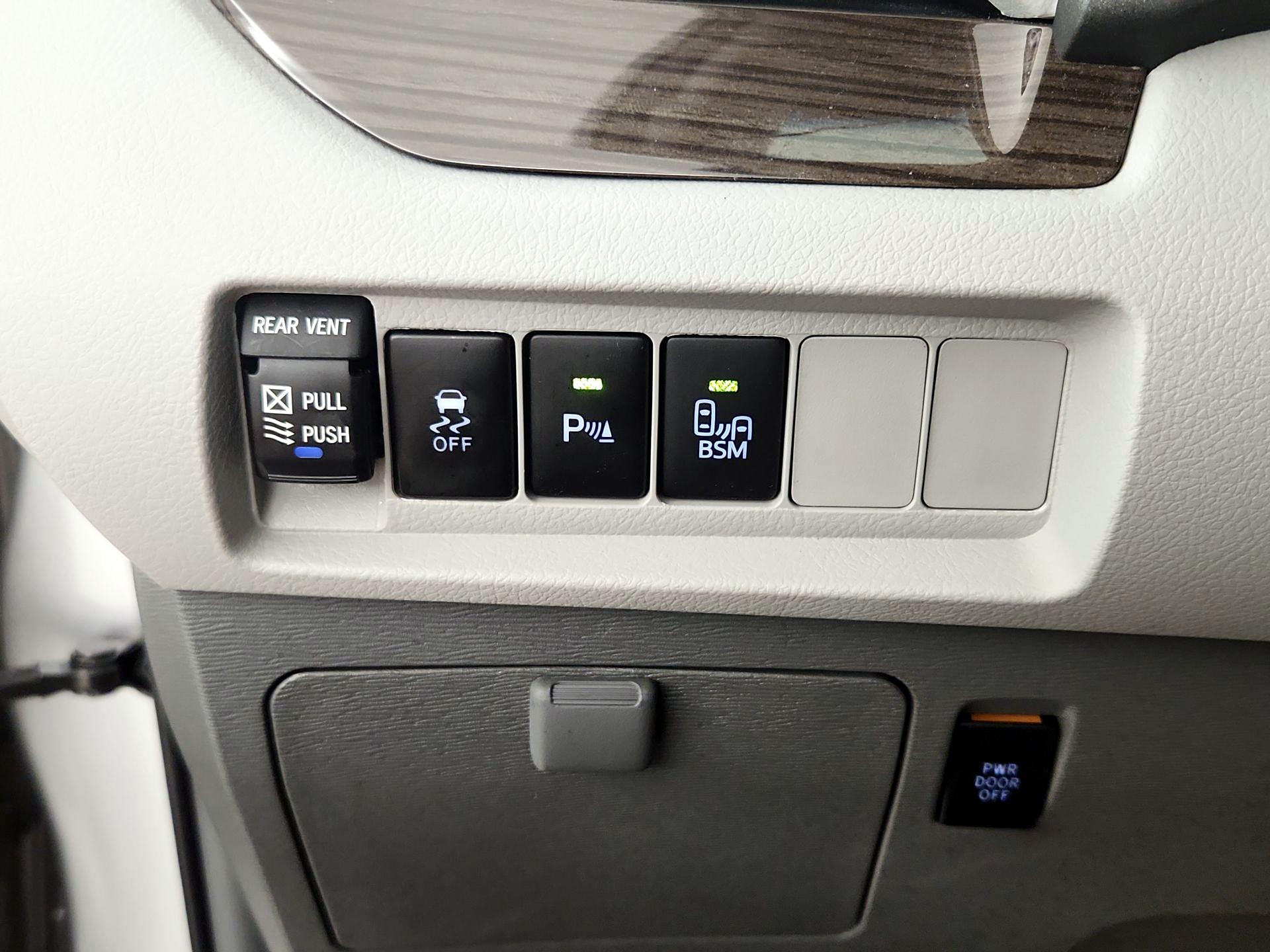 Thumbnail: 2017 Toyota Sienna - 13