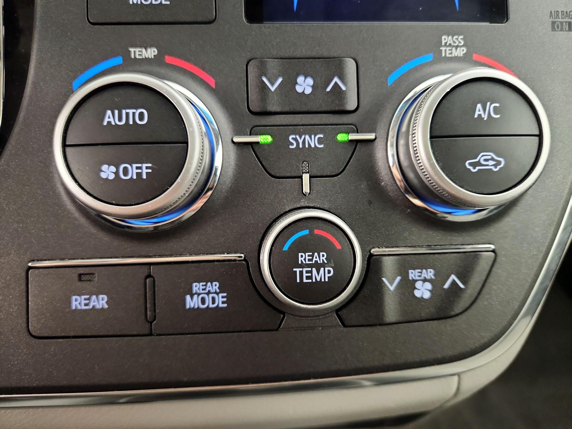Thumbnail: 2017 Toyota Sienna - 17