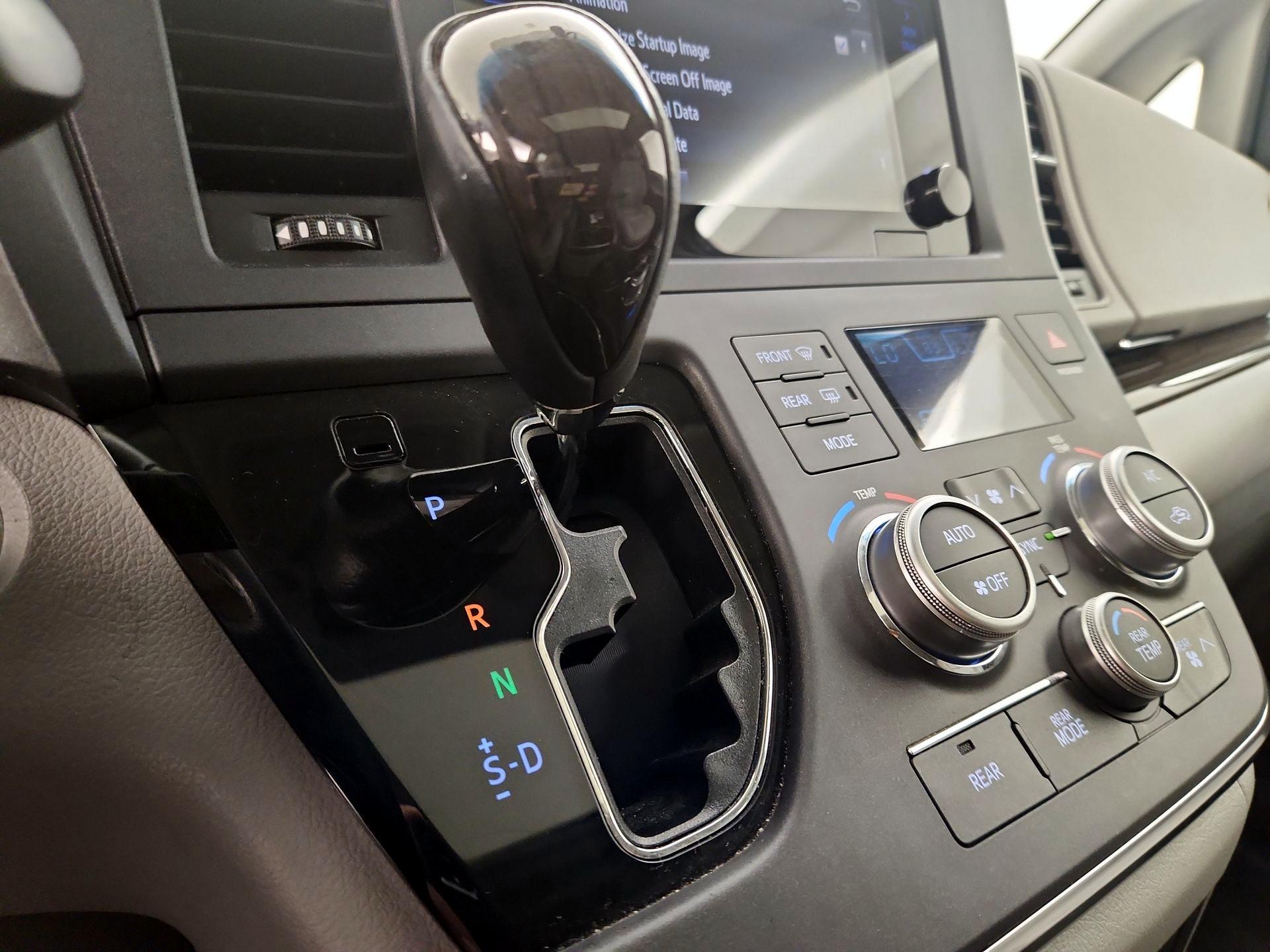 Thumbnail: 2017 Toyota Sienna - 18