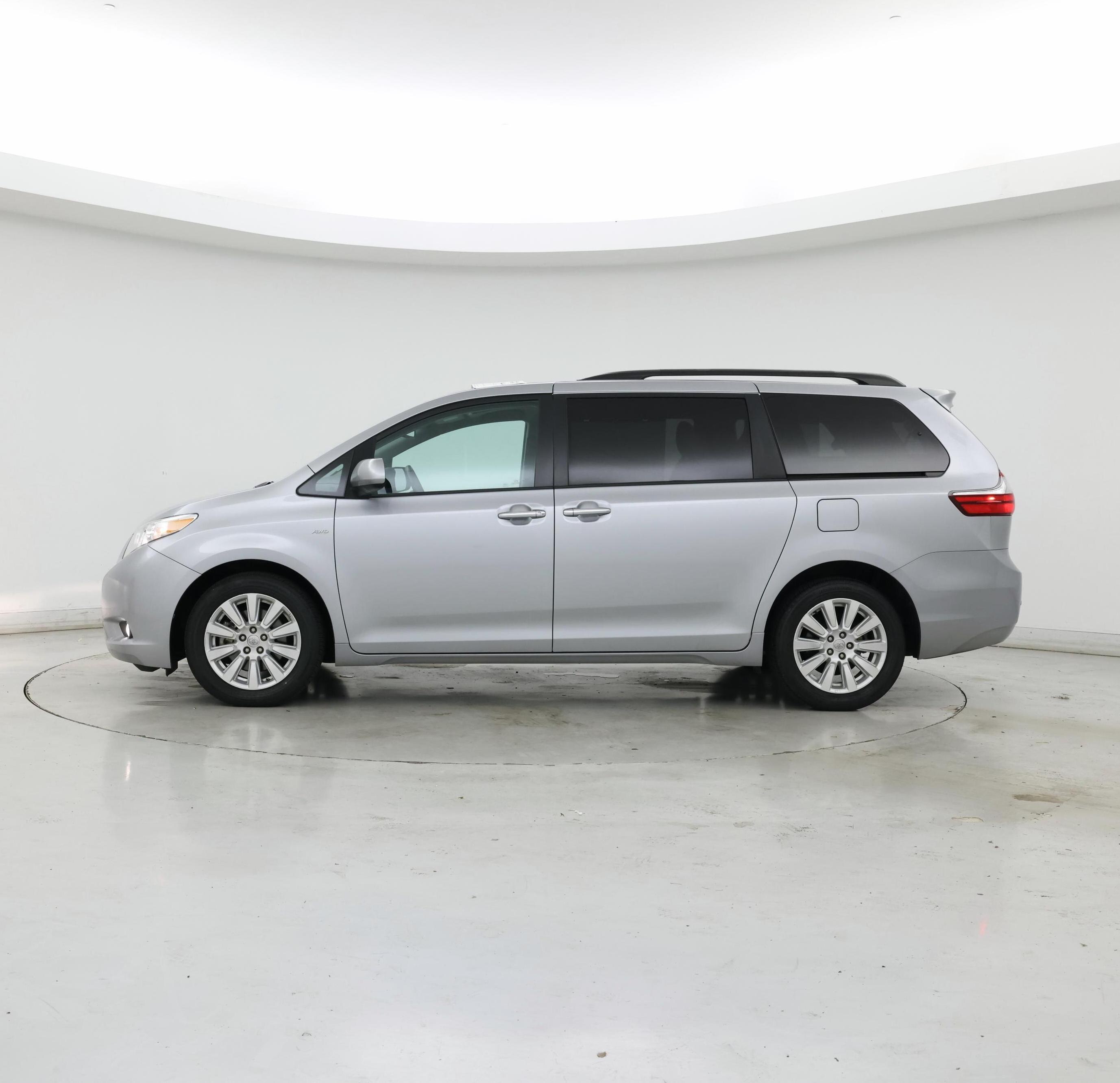 Thumbnail: 2017 Toyota Sienna - 3