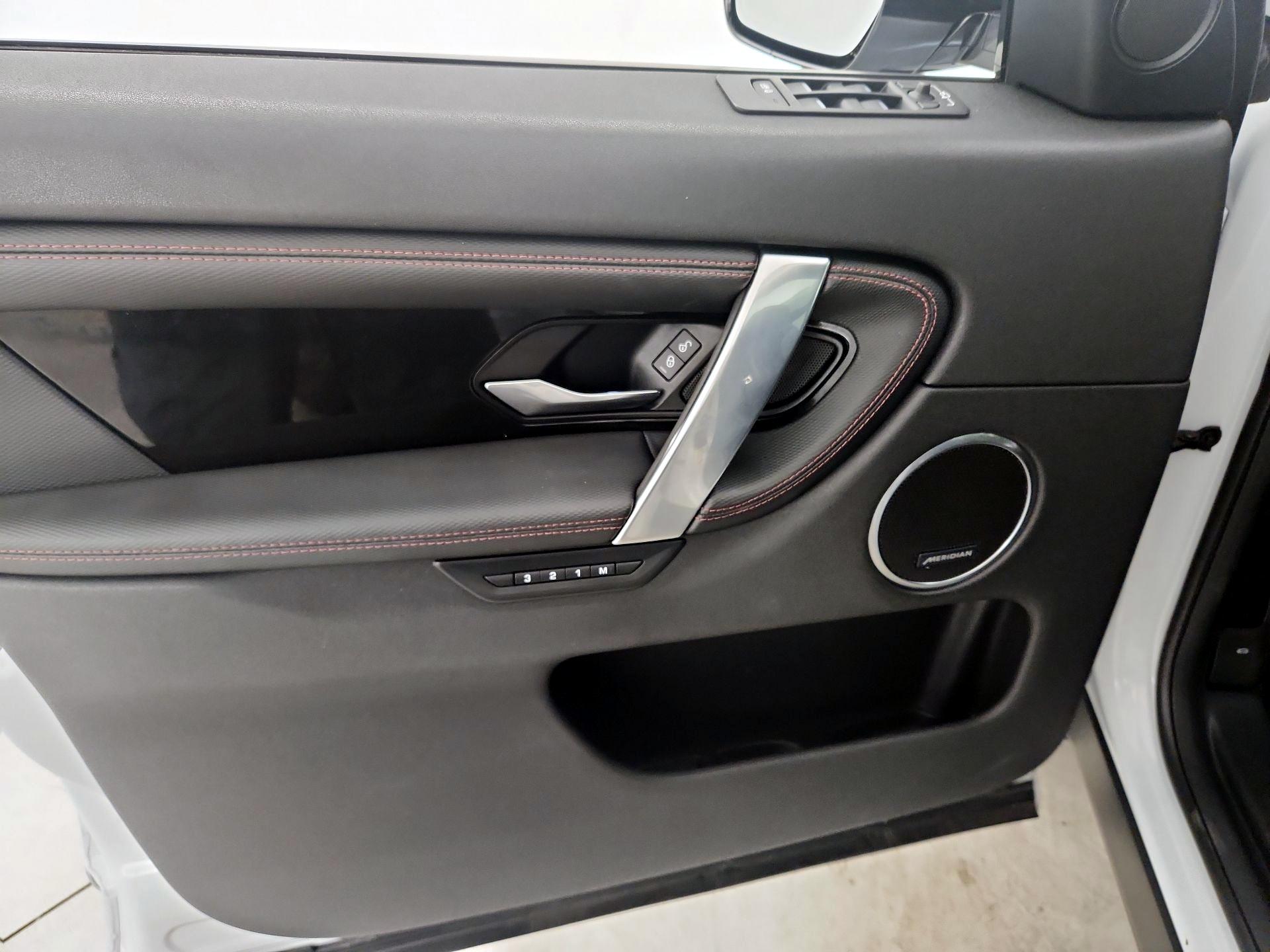 Thumbnail: 2020 Land Rover Discovery Sport - 12