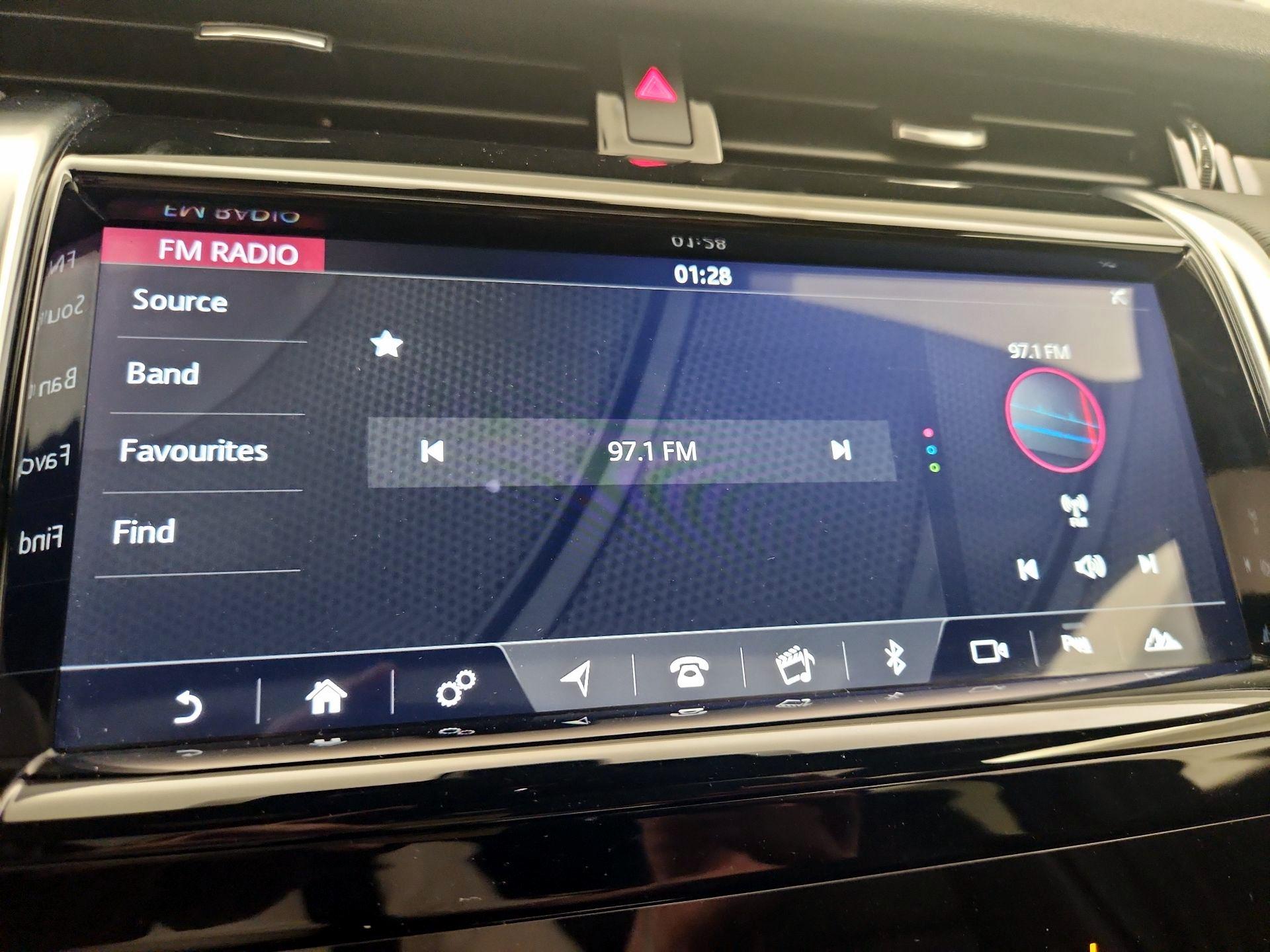 Thumbnail: 2020 Land Rover Discovery Sport - 16