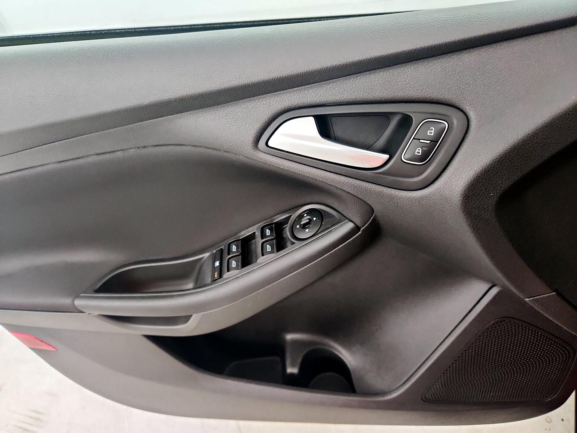 Thumbnail: 2016 Ford Focus - 12