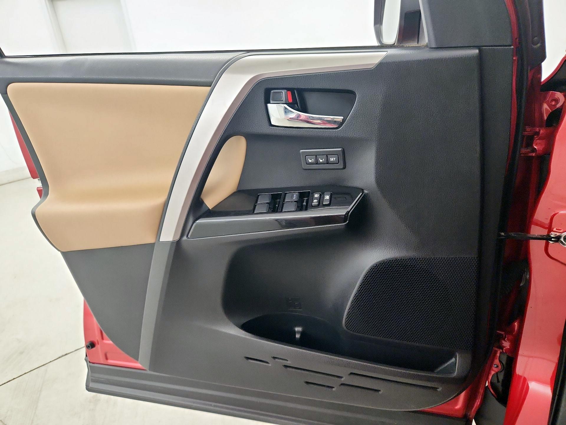 Thumbnail: 2016 Toyota RAV4 - 12