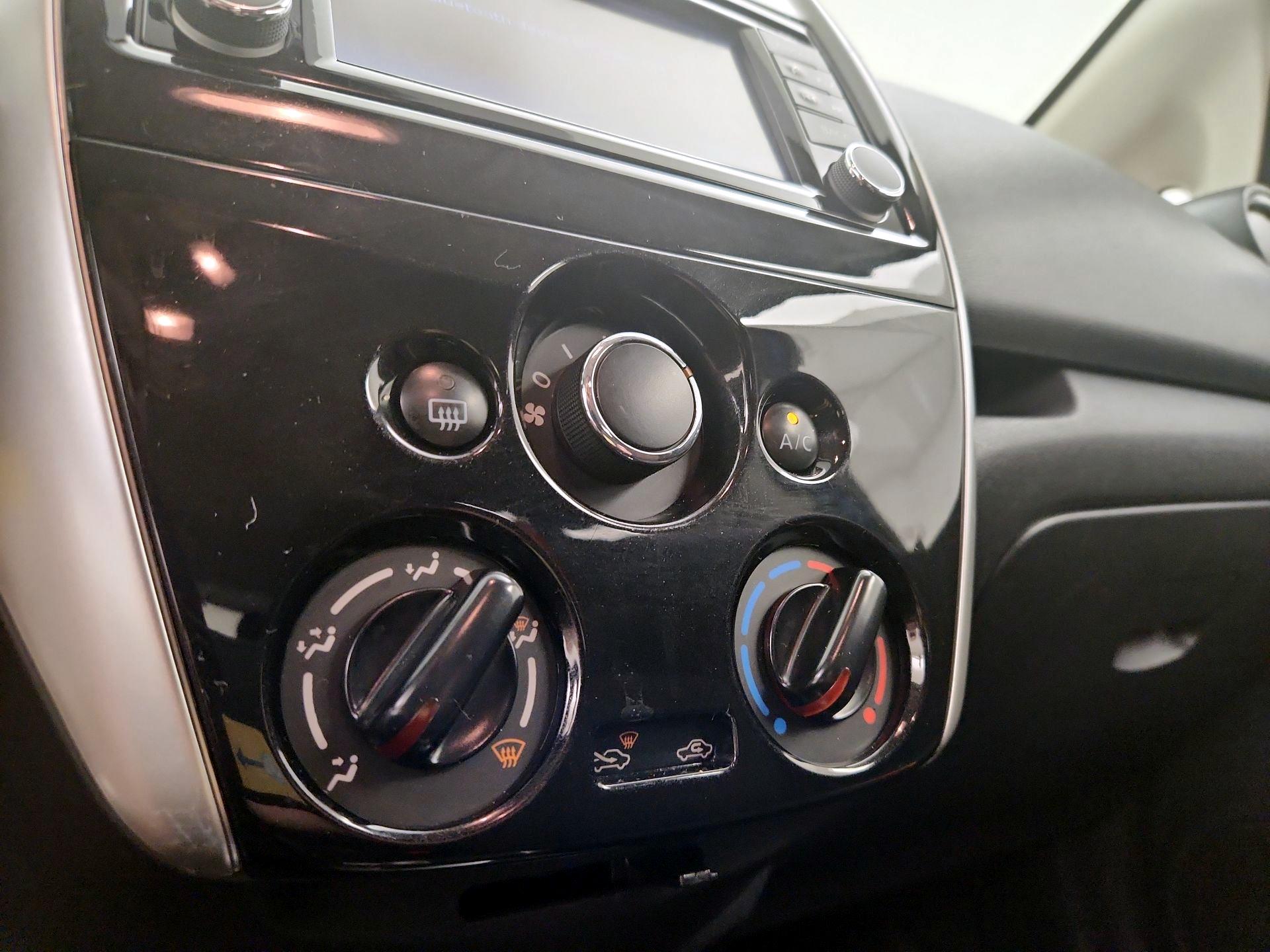 Thumbnail: 2015 Nissan Versa Note - 17