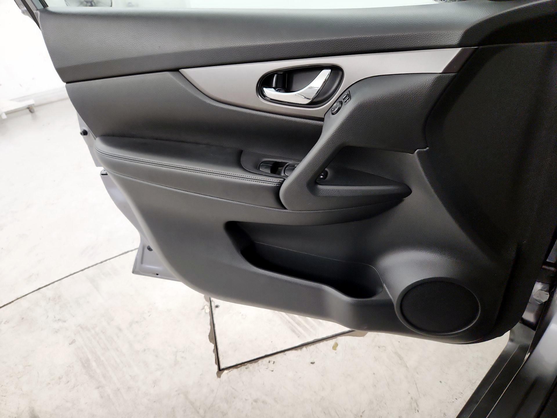 Thumbnail: 2016 Nissan Rogue - 12