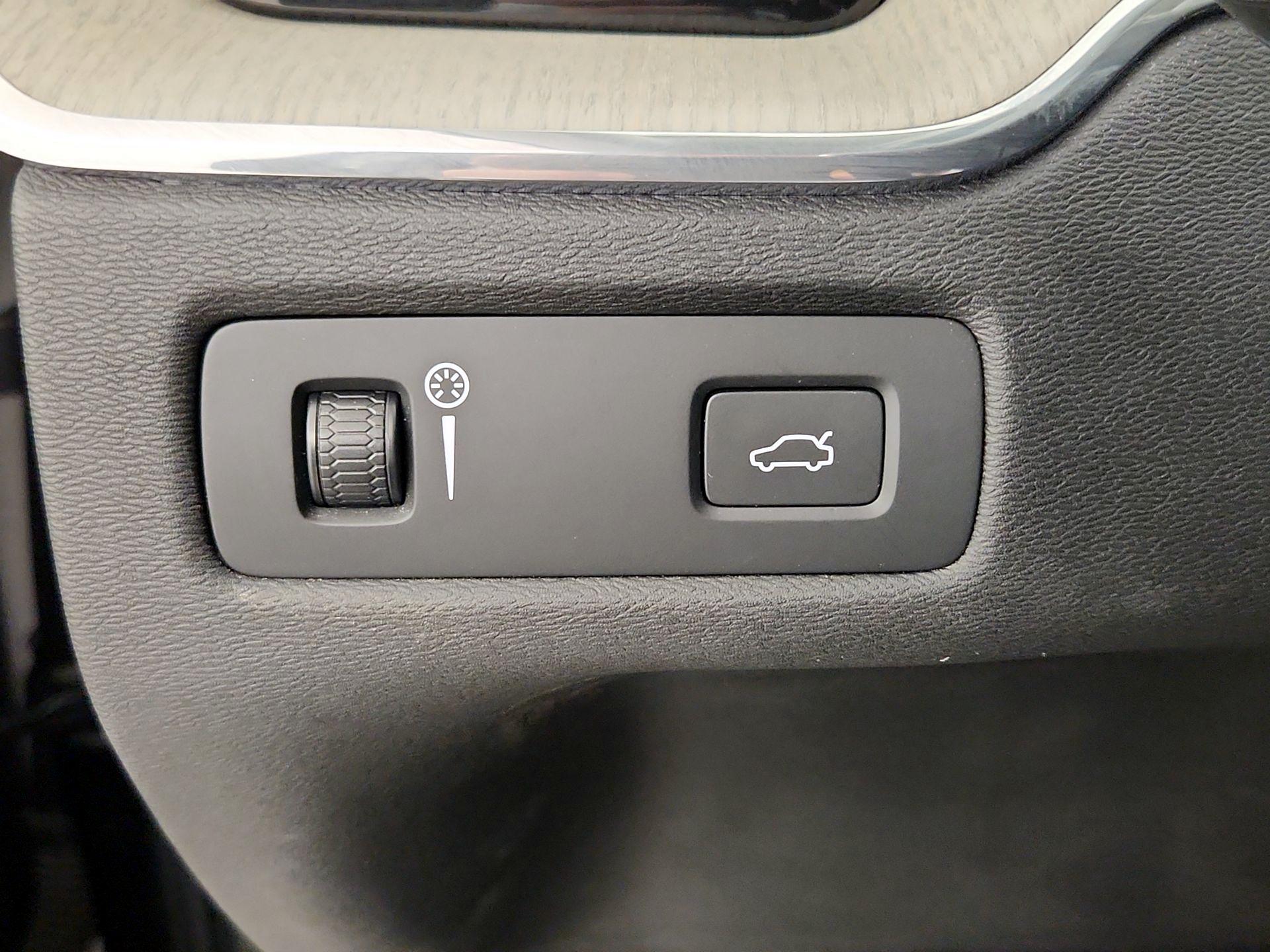 Thumbnail: 2019 Volvo XC60 - 13