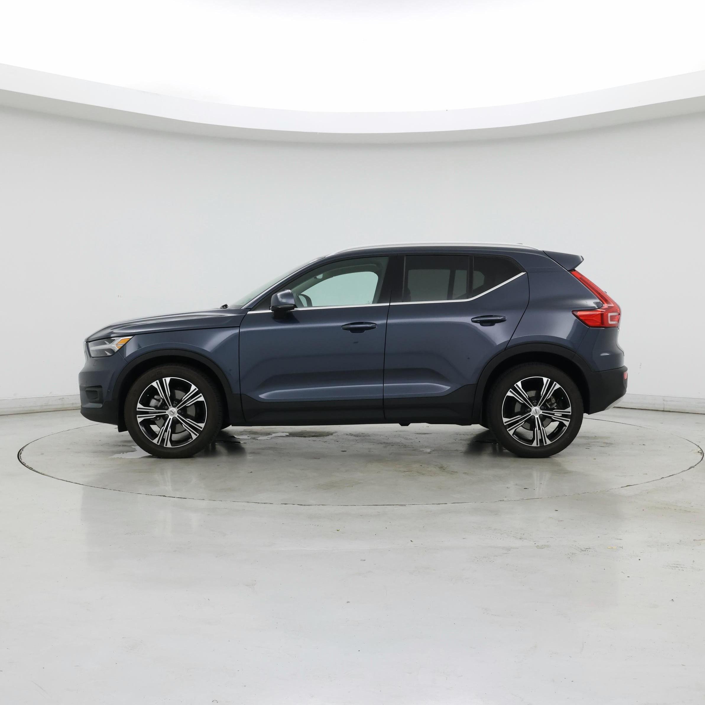 Thumbnail: 2021 Volvo XC40 - 3