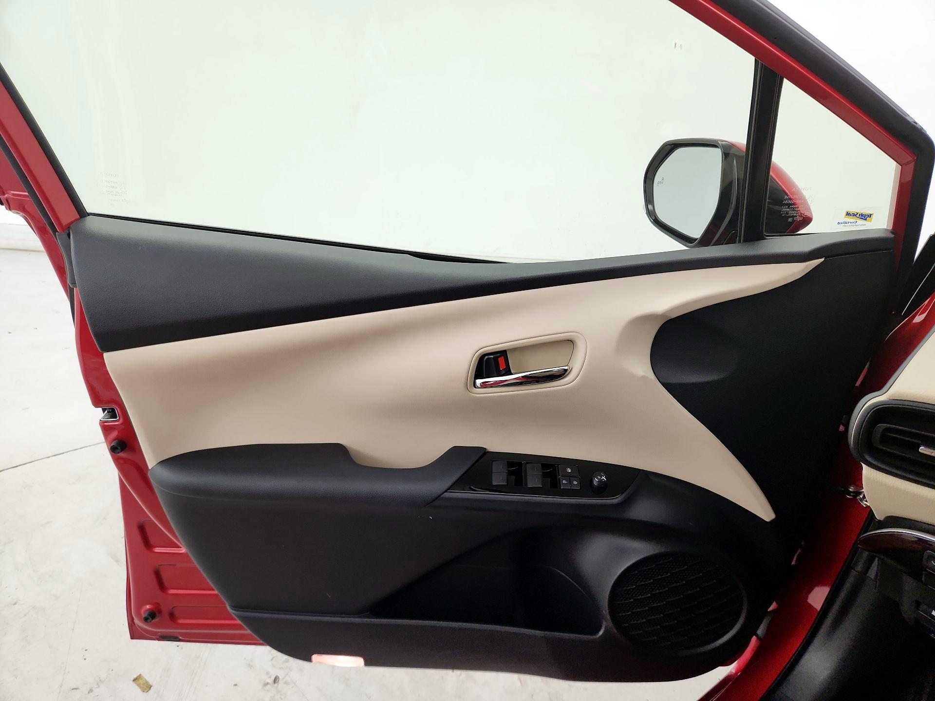 Thumbnail: 2019 Toyota Prius - 12